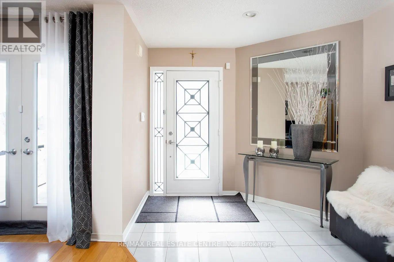 5525 Middleport Crescent, Mississauga, Ontario  L4Z 3S5 - Photo 3 - W12817560