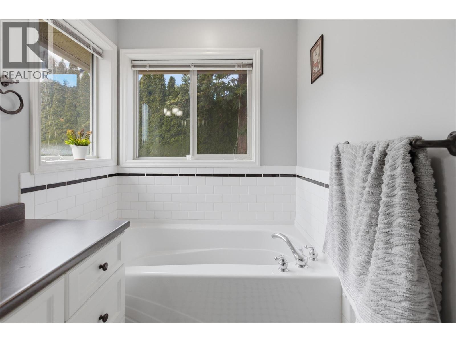 444 Azure Place, Kamloops, British Columbia  V2E 2R2 - Photo 31 - 10376579