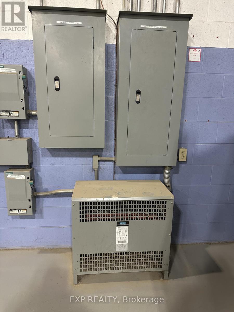 118 Milvan Drive, Toronto, Ontario  M9L 1Z9 - Photo 5 - W12817650