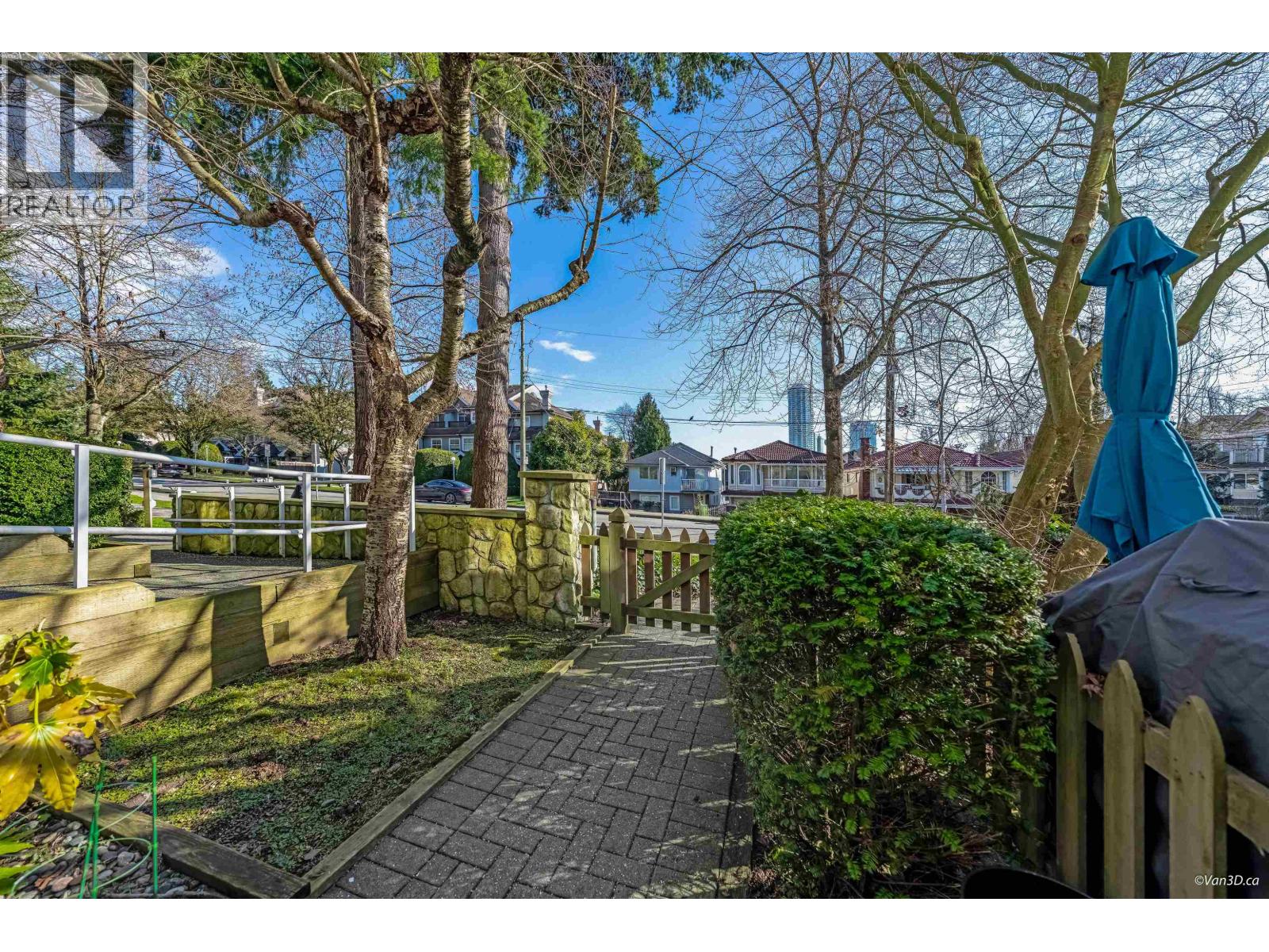 Listing Picture 3 of 19 : 3 7179 18TH AVENUE, Burnaby / 本拿比 - 魯藝地產 Yvonne Lu Group - MLS Medallion Club Member