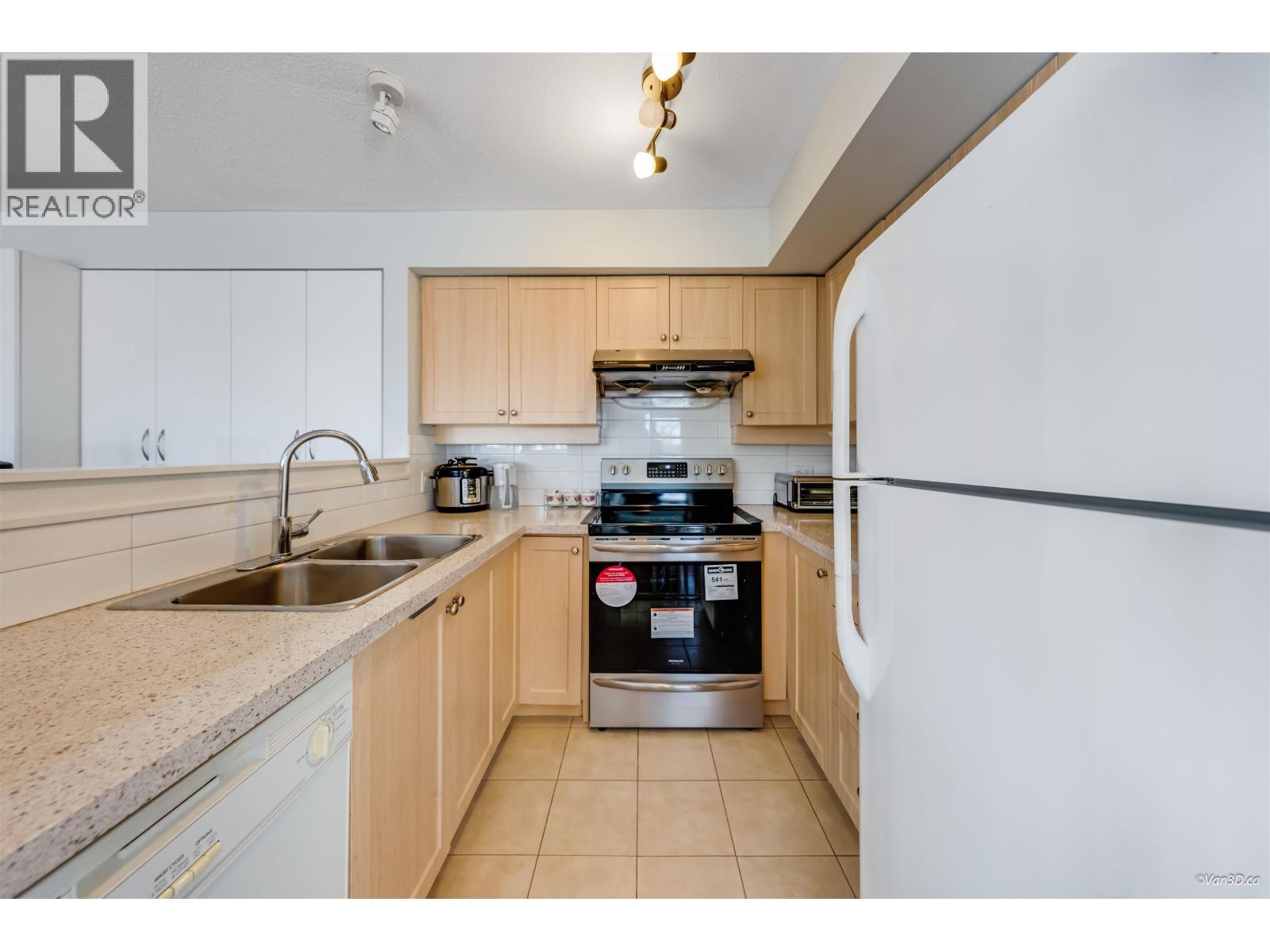 Listing Picture 5 of 19 : 3 7179 18TH AVENUE, Burnaby / 本拿比 - 魯藝地產 Yvonne Lu Group - MLS Medallion Club Member