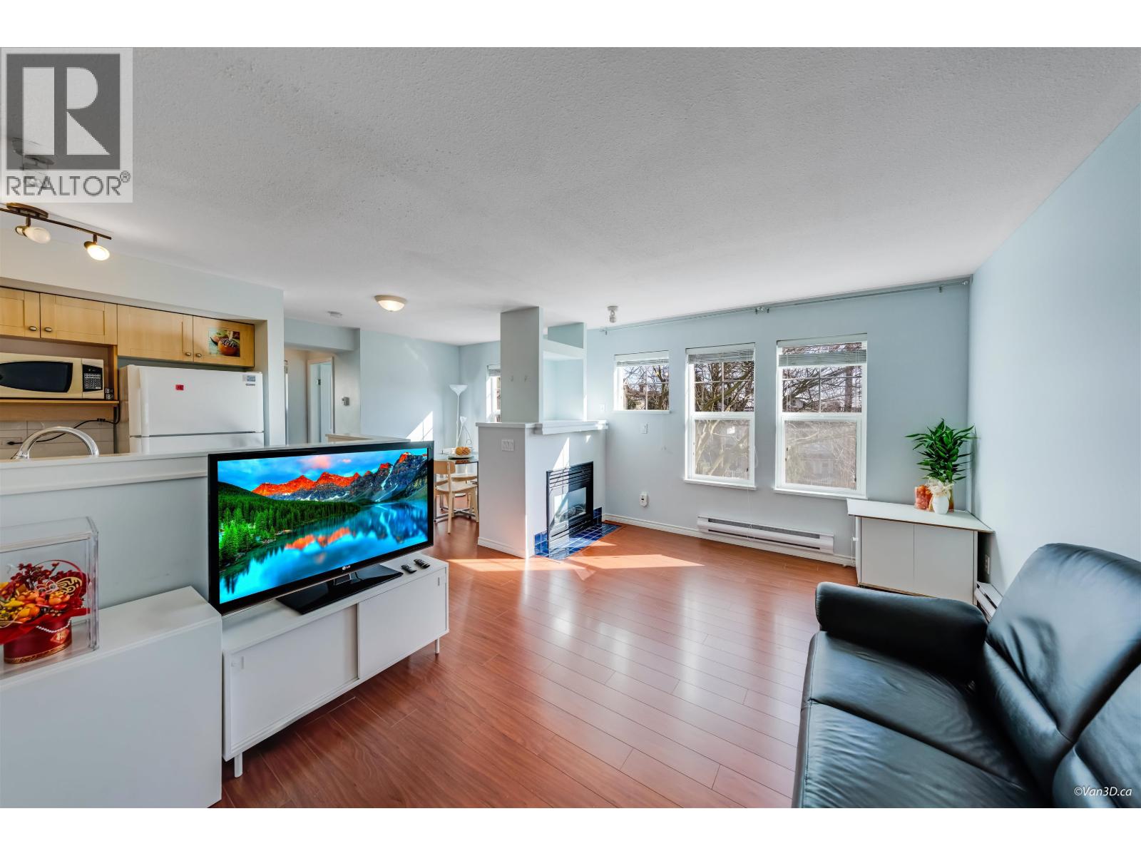 Listing Picture 8 of 19 : 3 7179 18TH AVENUE, Burnaby / 本拿比 - 魯藝地產 Yvonne Lu Group - MLS Medallion Club Member
