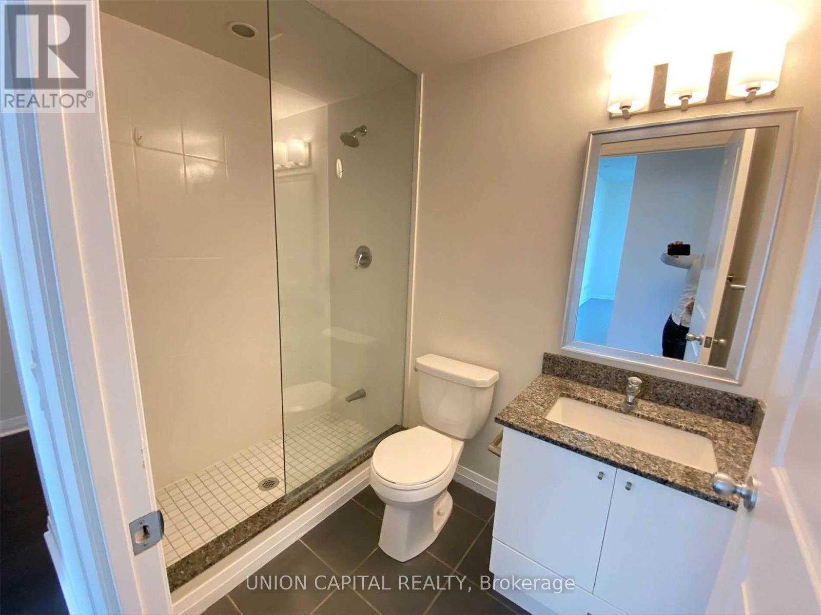 2204 - 75 Eglinton Avenue W, Mississauga, Ontario  L5R 0E5 - Photo 7 - W12817660