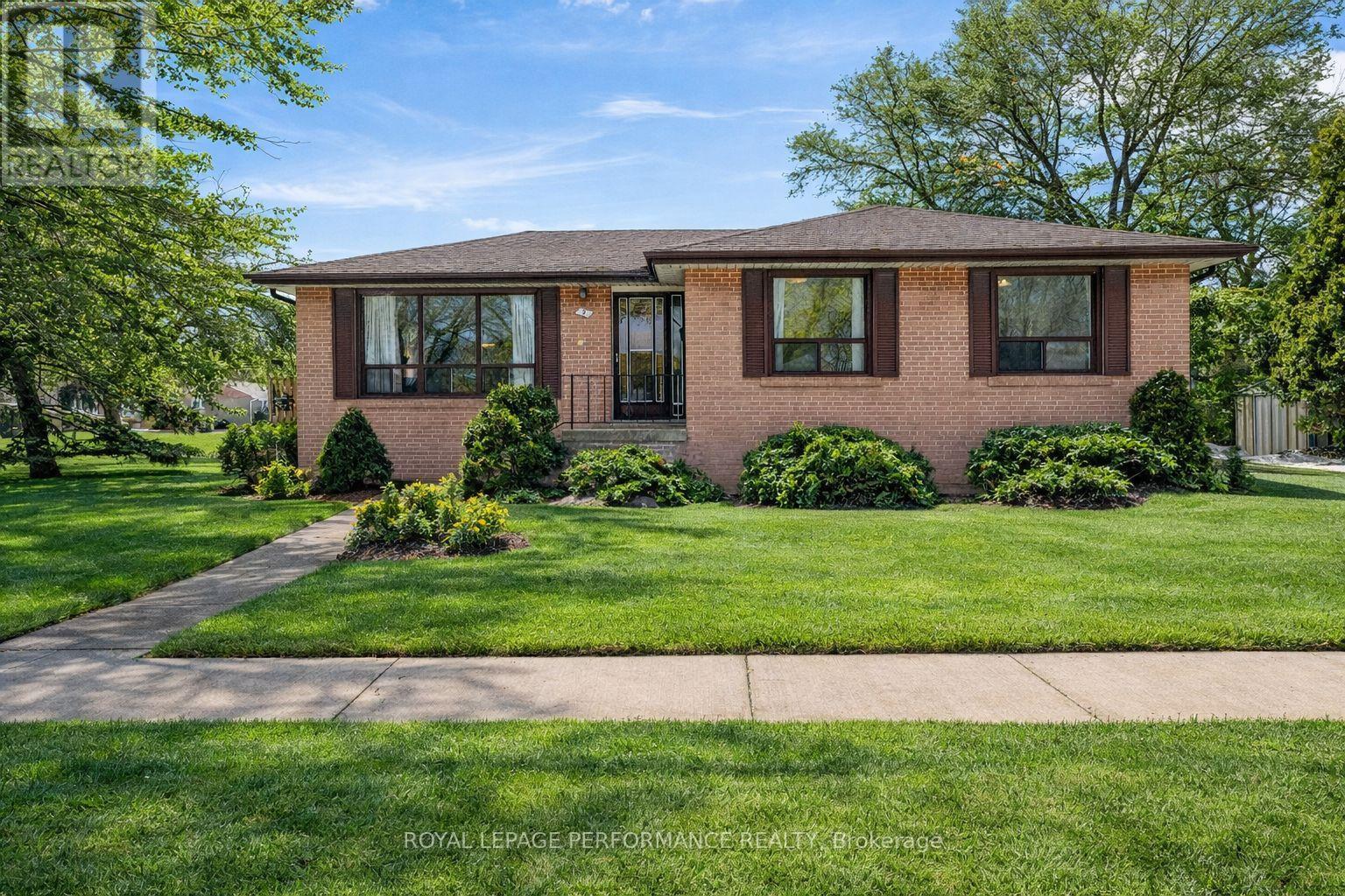 2 Littlewood Crescent, Toronto (Eringate-Centennial-West Deane), Ontario  M9C 4A8 - Photo 3 - W12817722