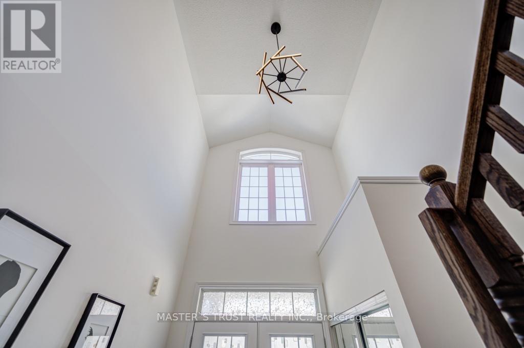 56 Herefordshire Crescent, East Gwillimbury, Ontario  L9N 0B7 - Photo 4 - N12817724