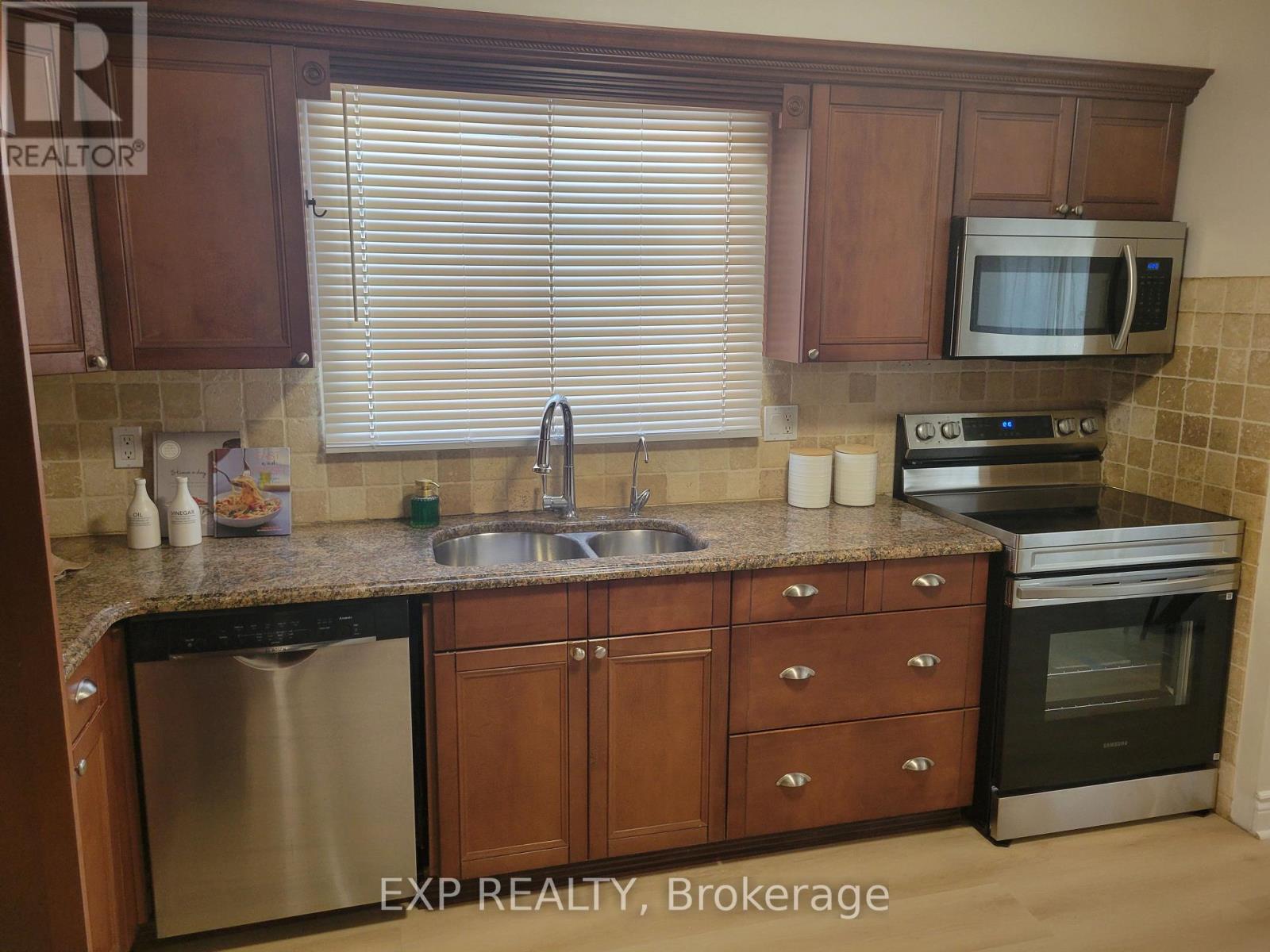 1104 Sawgrass Crescent, Mississauga, Ontario  L5C 3V4 - Photo 14 - W12817708