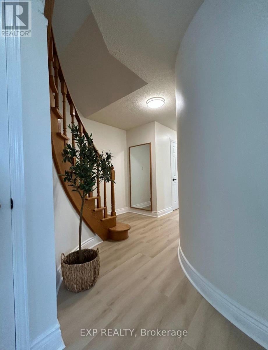 1104 Sawgrass Crescent, Mississauga, Ontario  L5C 3V4 - Photo 17 - W12817708