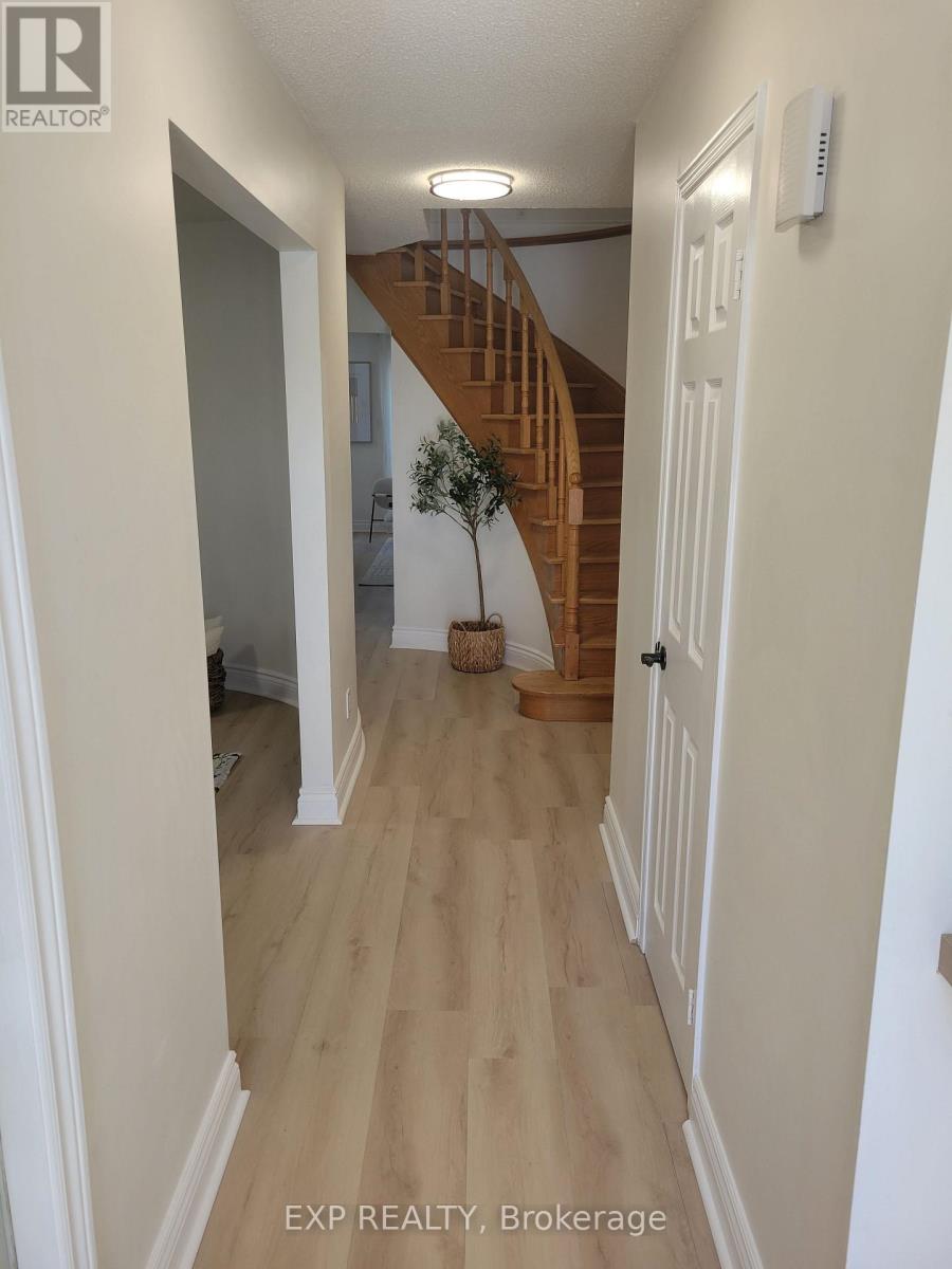 1104 Sawgrass Crescent, Mississauga, Ontario  L5C 3V4 - Photo 3 - W12817708