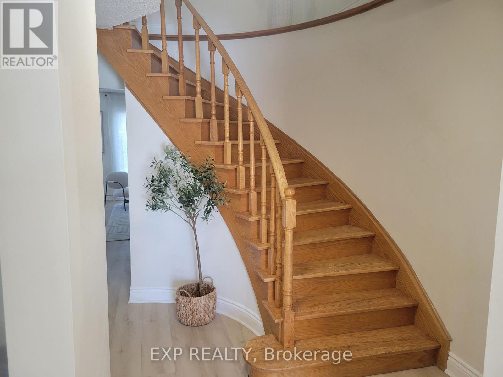 1104 Sawgrass Crescent, Mississauga, Ontario  L5C 3V4 - Photo 4 - W12817708