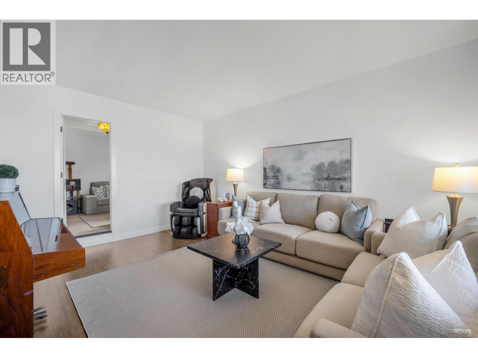 642 Lost Lake Drive, Coquitlam, British Columbia  V3C 5G3 - Photo 4 - R3093338