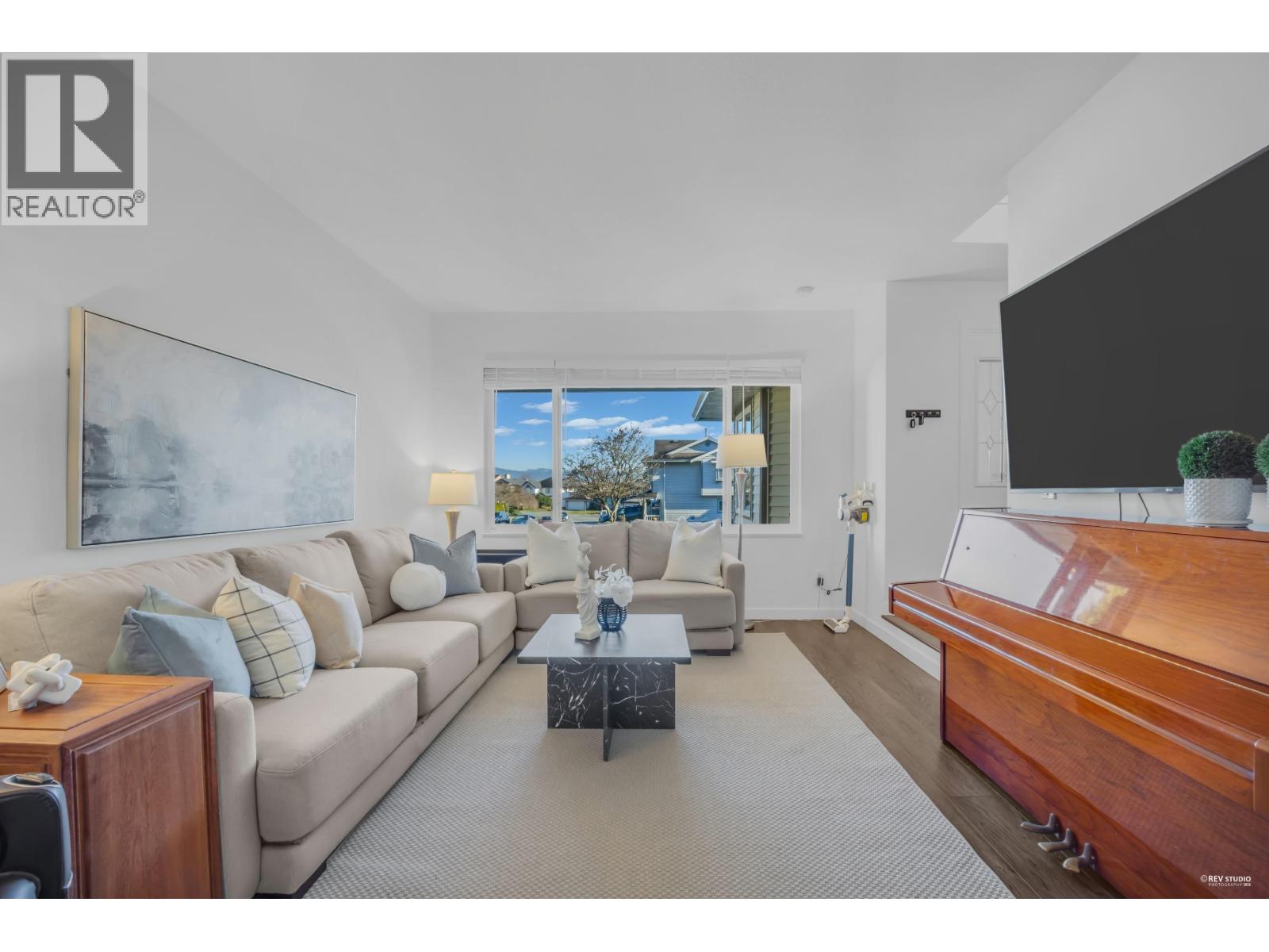 642 Lost Lake Drive, Coquitlam, British Columbia  V3C 5G3 - Photo 5 - R3093338