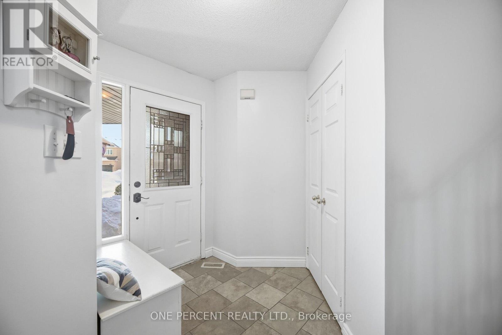 3952 Honey Locust Trail, Mississauga, Ontario  L5N 6X4 - Photo 5 - W12817796