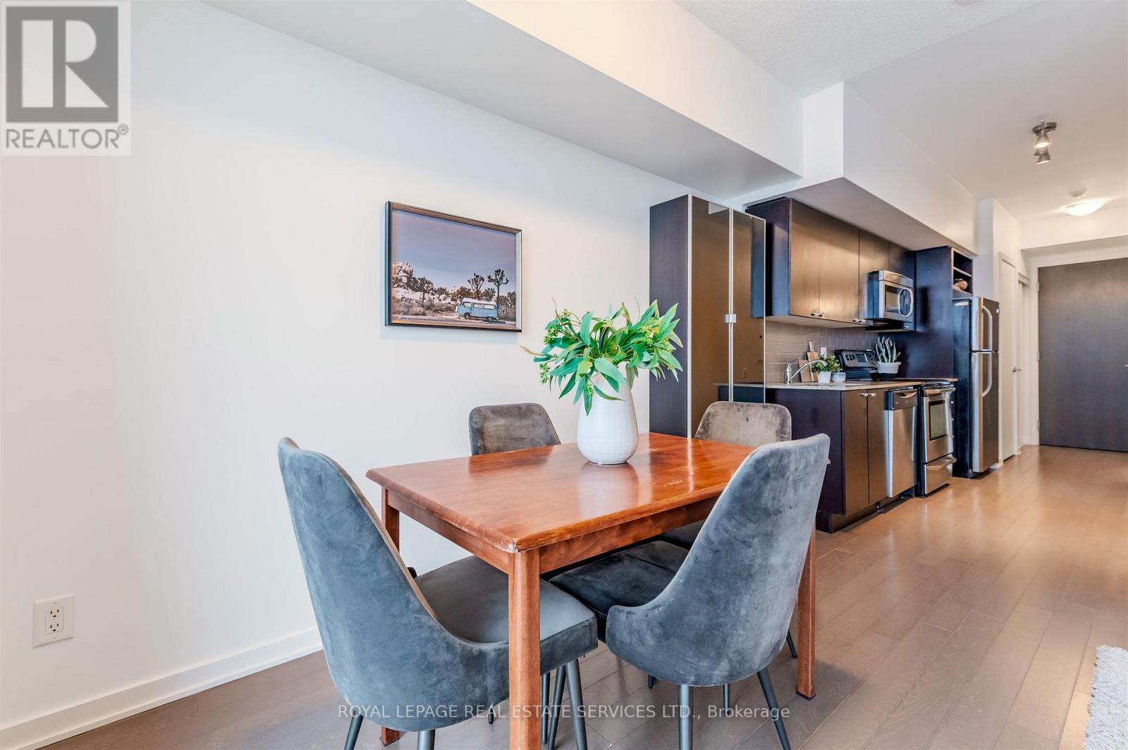 2012 - 105 The Queensway Avenue, Toronto, Ontario  M6S 5B5 - Photo 7 - W12803494