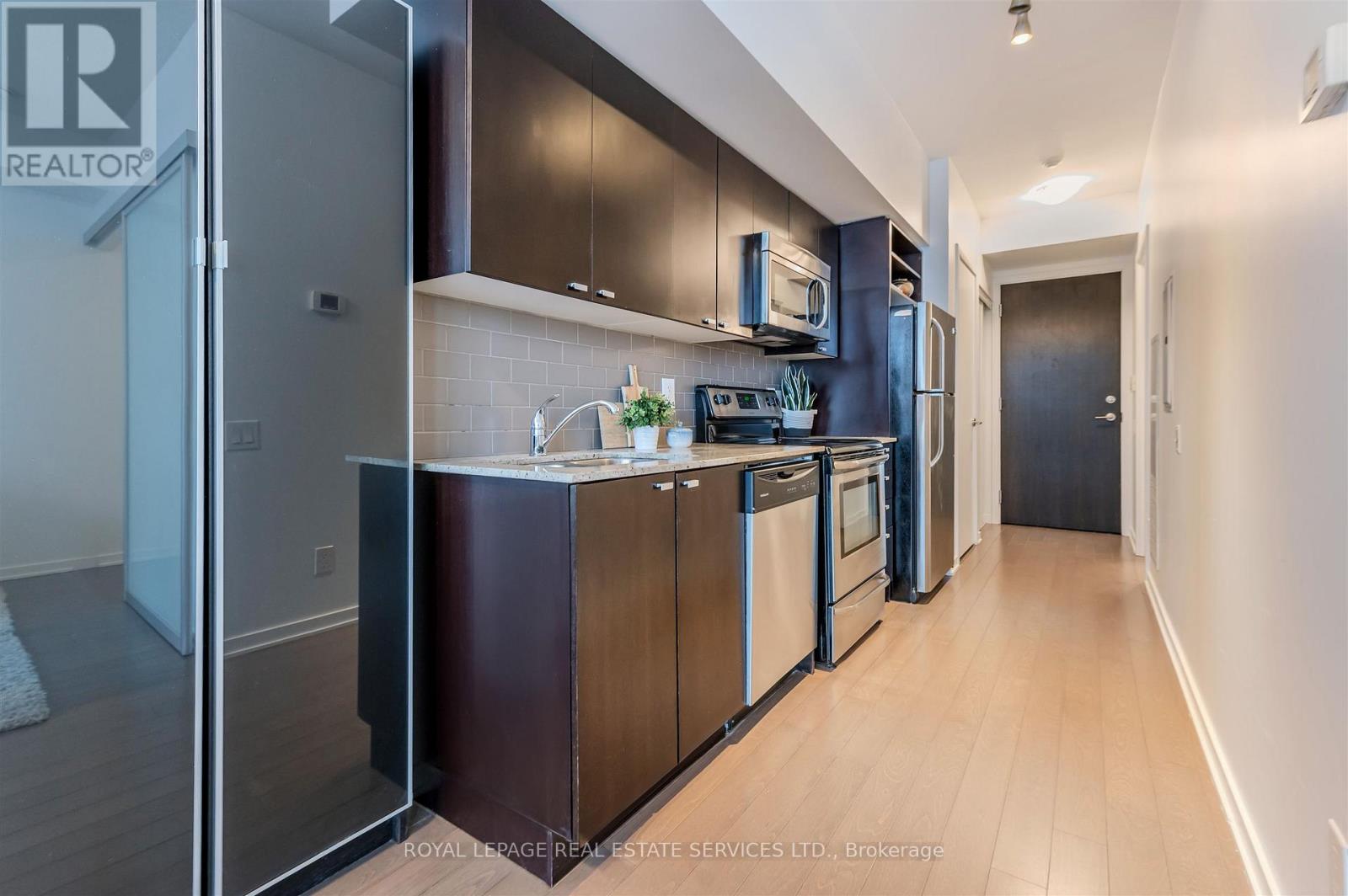 2012 - 105 The Queensway Avenue, Toronto, Ontario  M6S 5B5 - Photo 3 - W12803494