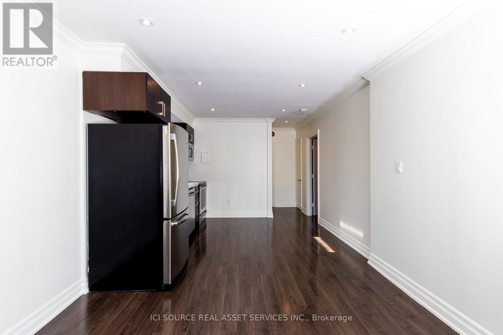 B - 253 Lakeshore Road E, Mississauga, Ontario  L5G 1G8 - Photo 4 - W12817862