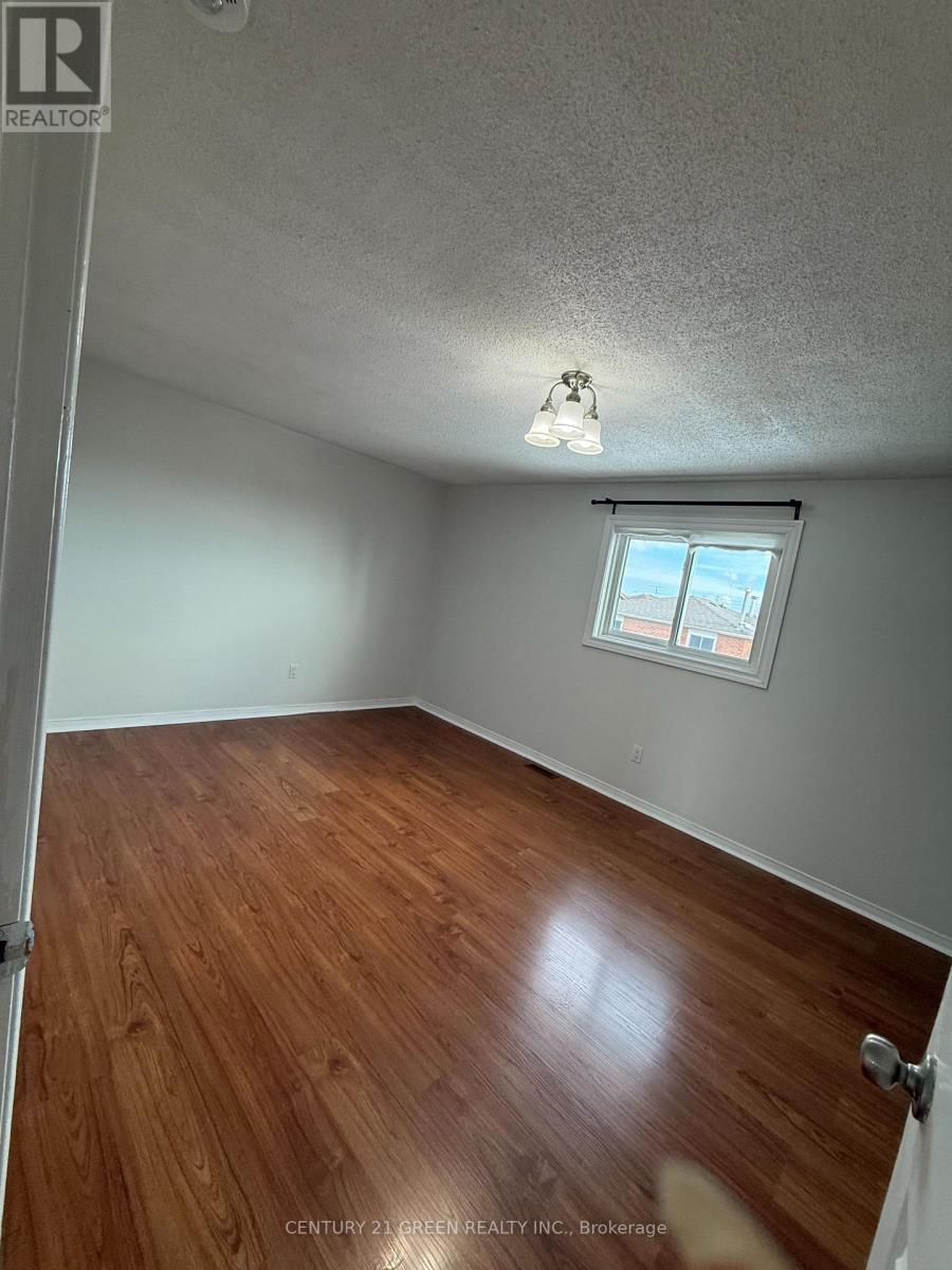 Upper Portion - 6071 Duford Drive, Mississauga, Ontario  L5V 1A8 - Photo 13 - W12809424