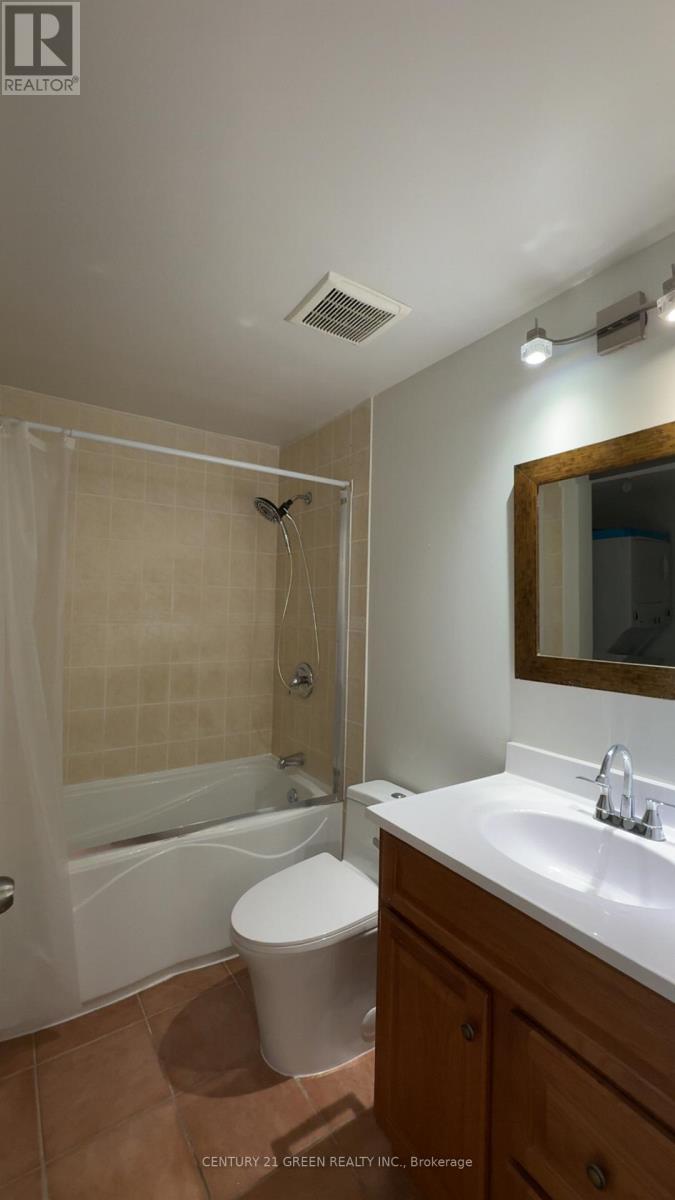 Upper Portion - 6071 Duford Drive, Mississauga, Ontario  L5V 1A8 - Photo 11 - W12809424