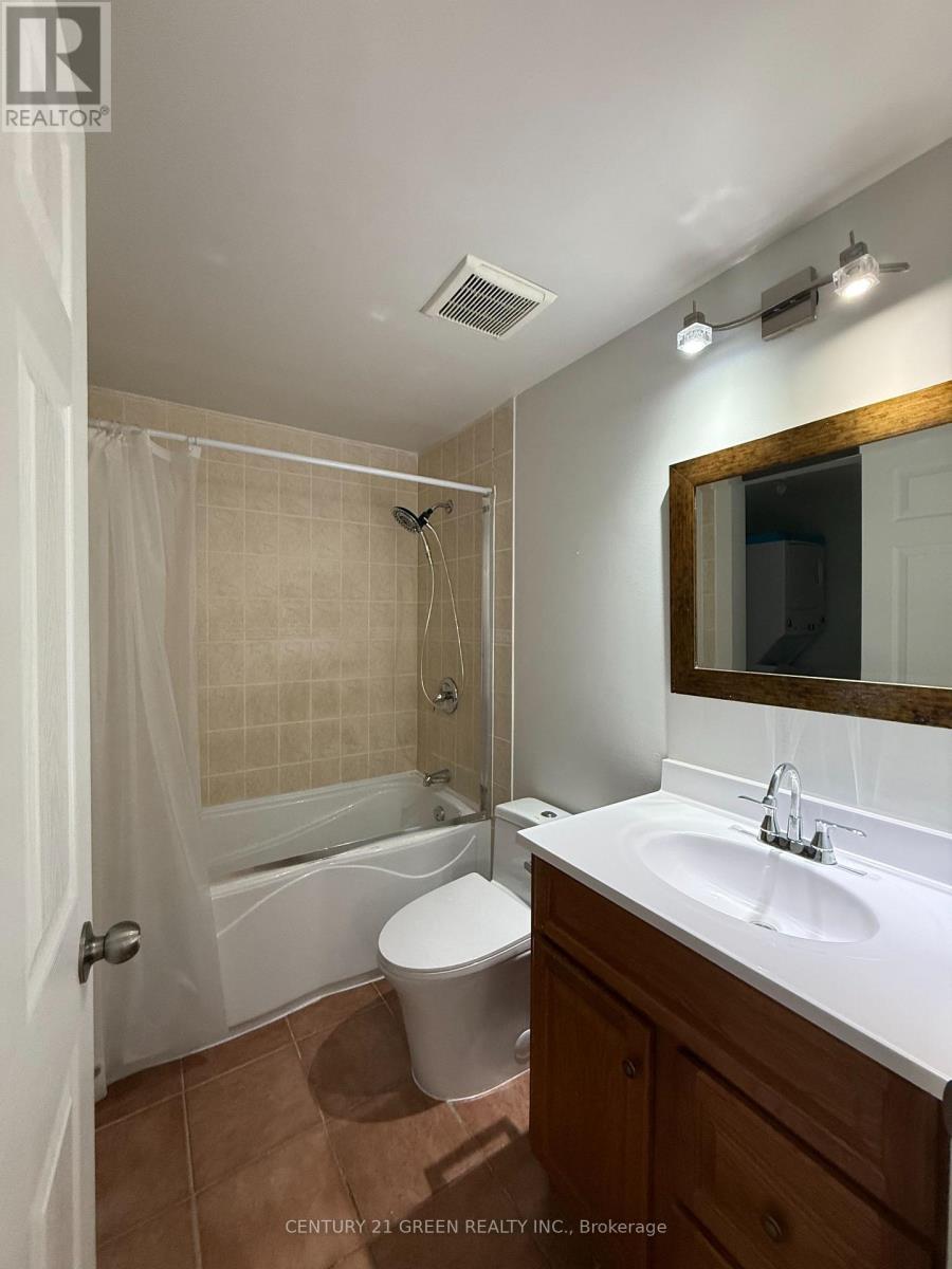 Upper Portion - 6071 Duford Drive, Mississauga, Ontario  L5V 1A8 - Photo 10 - W12809424