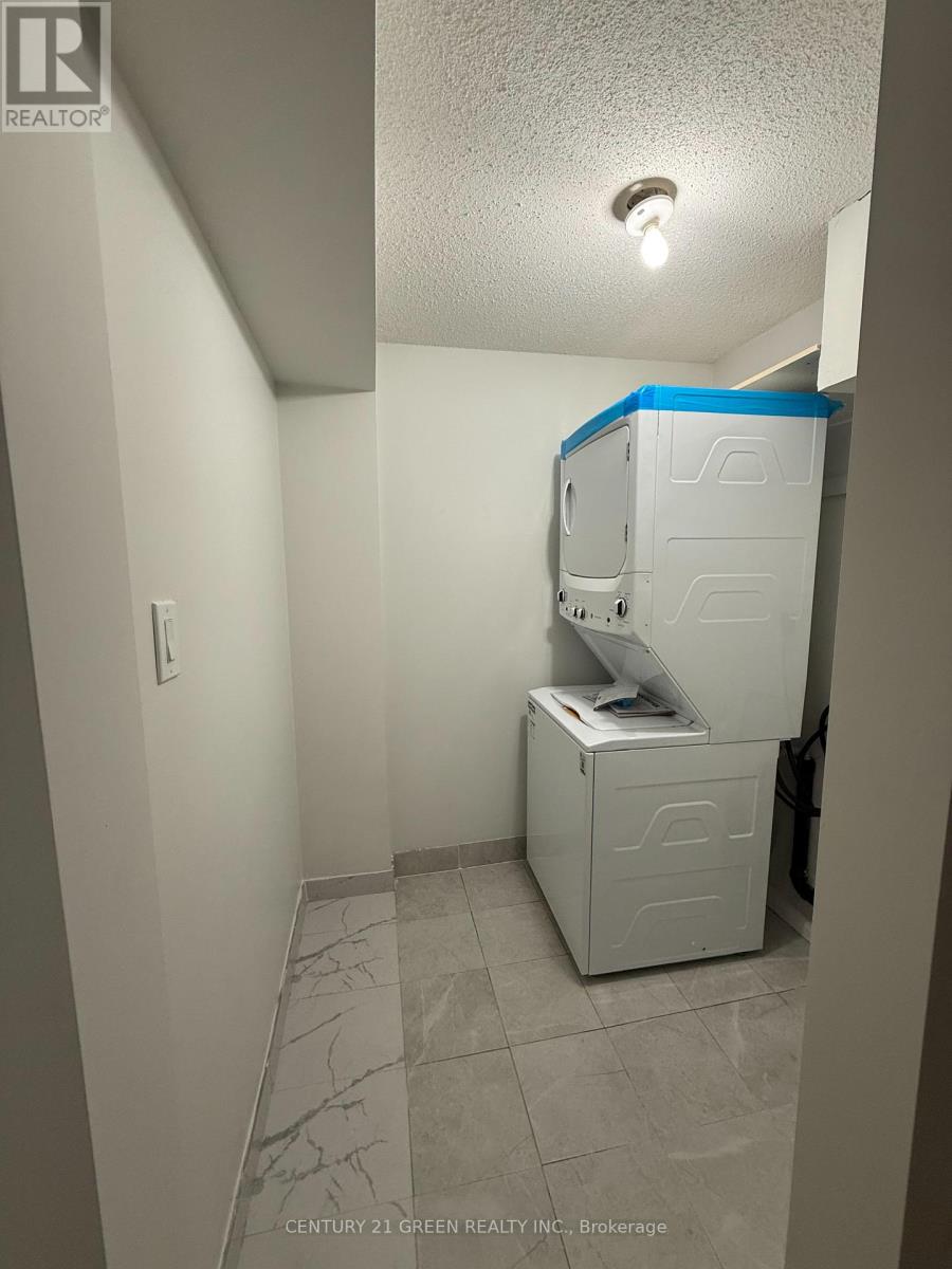 Upper Portion - 6071 Duford Drive, Mississauga, Ontario  L5V 1A8 - Photo 17 - W12809424