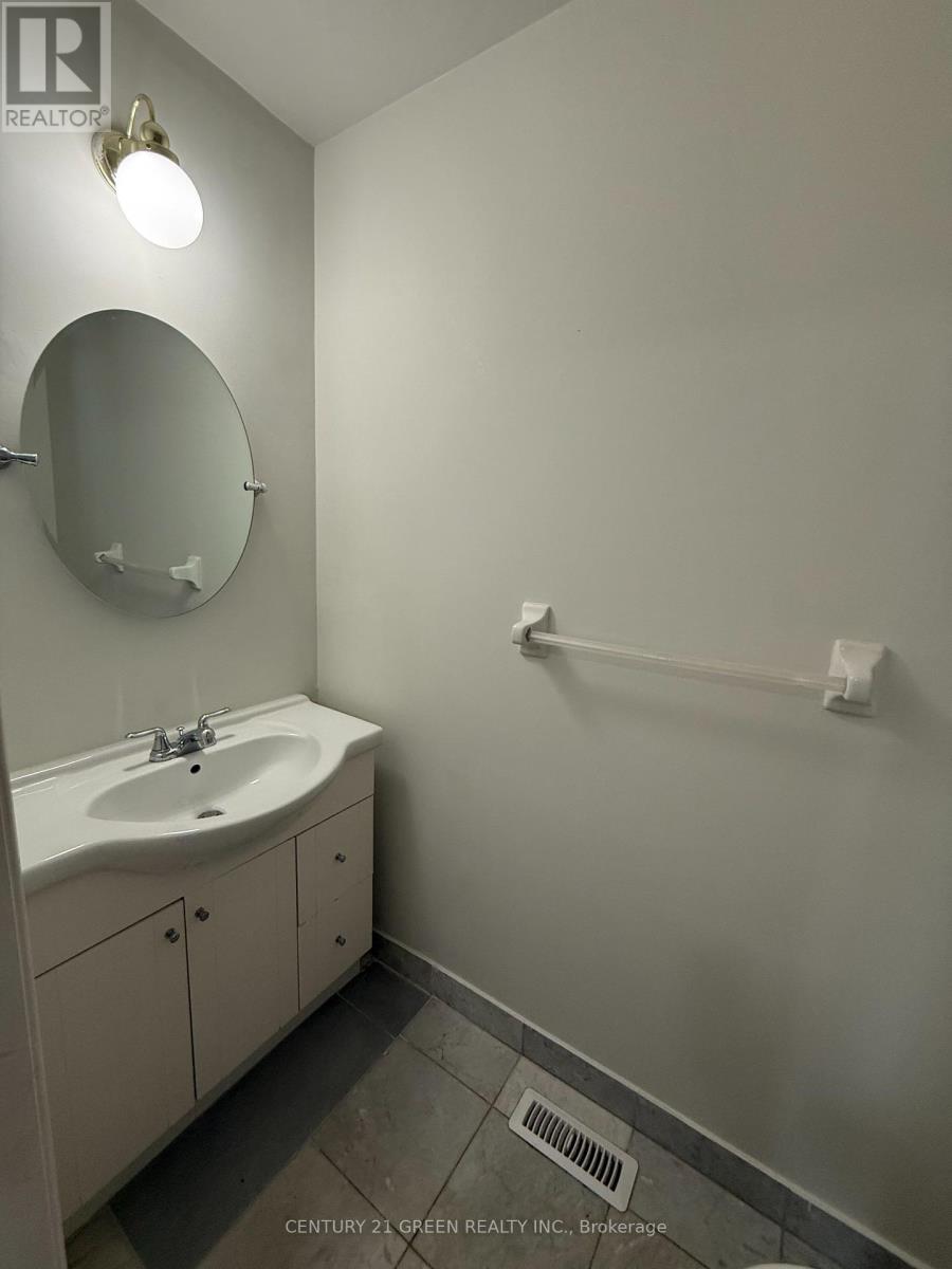 Upper Portion - 6071 Duford Drive, Mississauga, Ontario  L5V 1A8 - Photo 25 - W12809424