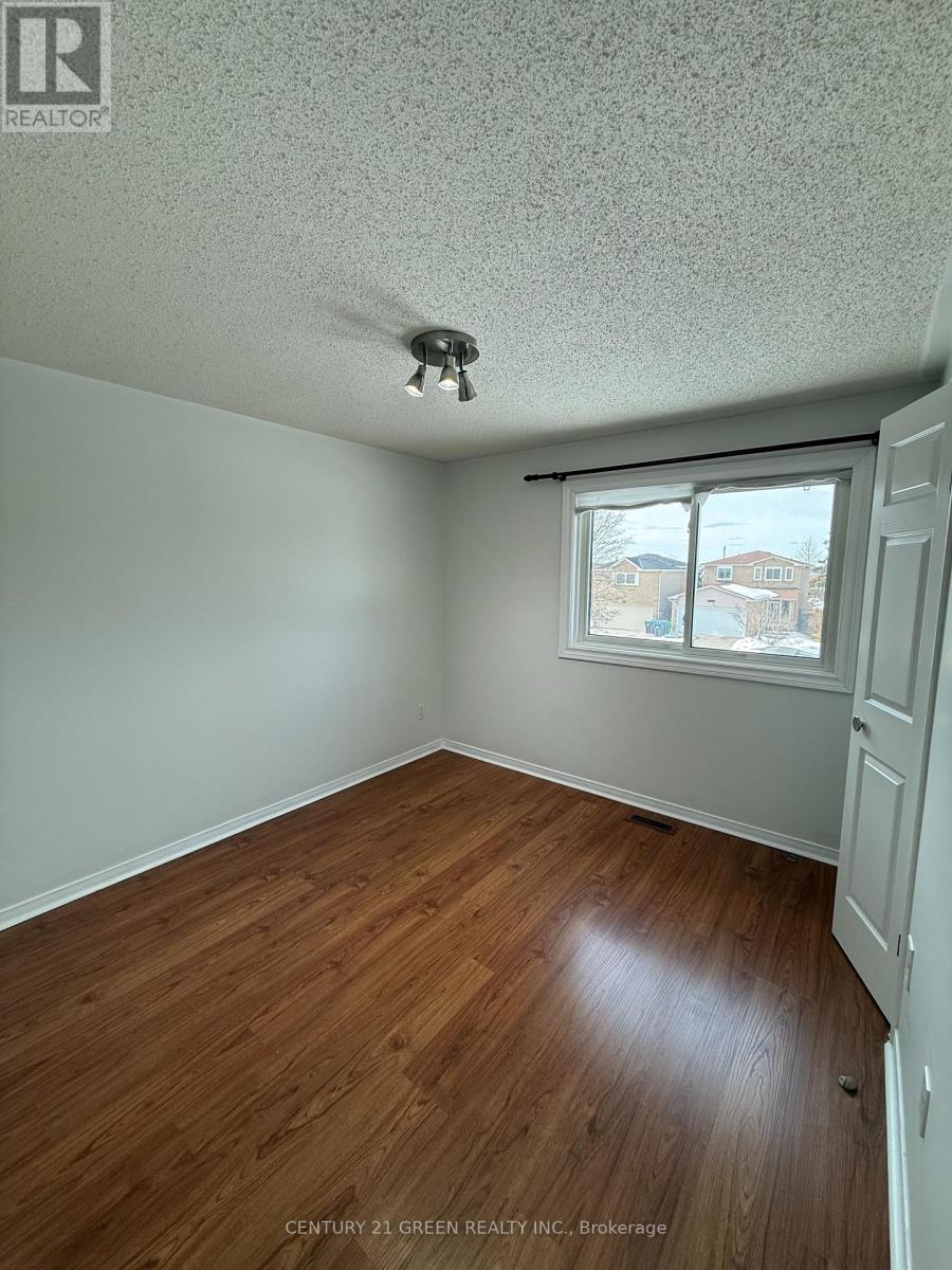 Upper Portion - 6071 Duford Drive, Mississauga, Ontario  L5V 1A8 - Photo 7 - W12809424