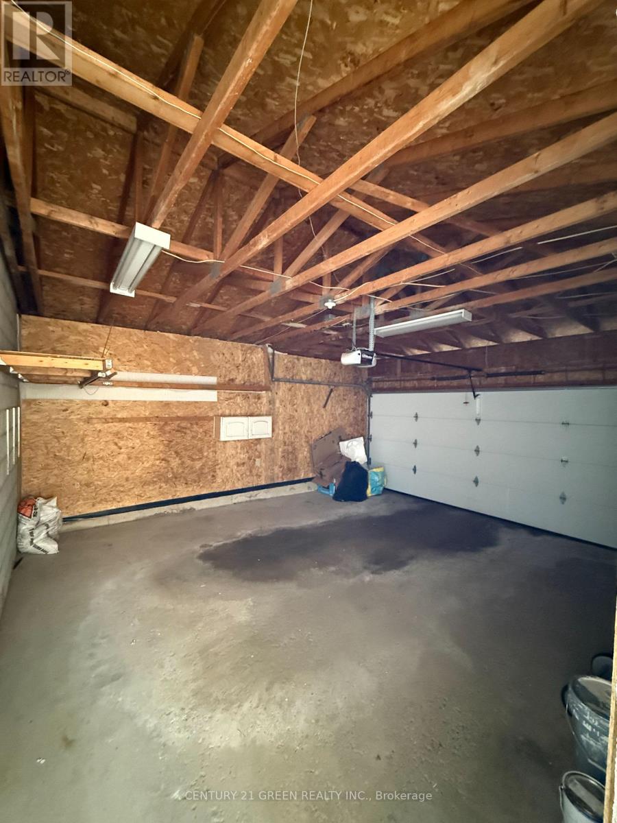 Upper Portion - 6071 Duford Drive, Mississauga, Ontario  L5V 1A8 - Photo 6 - W12809424