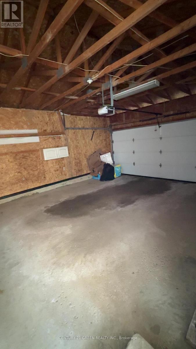 Upper Portion - 6071 Duford Drive, Mississauga, Ontario  L5V 1A8 - Photo 5 - W12809424