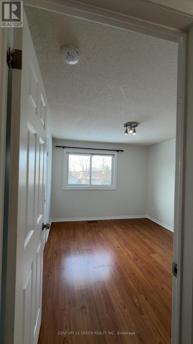 Upper Portion - 6071 Duford Drive, Mississauga, Ontario  L5V 1A8 - Photo 9 - W12809424