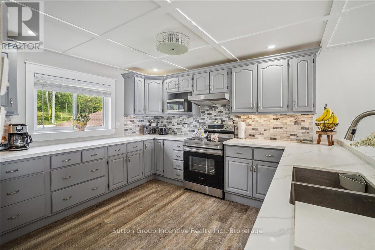 339520 Presqu'ile Road, Georgian Bluffs, Ontario  N0H 2T0 - Photo 13 - X12419322