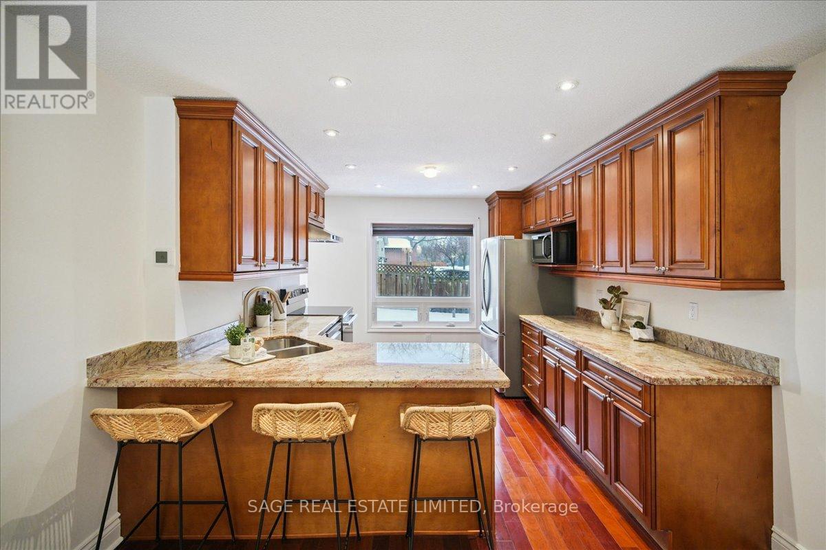 3036 Swansea Drive, Oakville, Ontario  L6L 6H9 - Photo 4 - W12818046