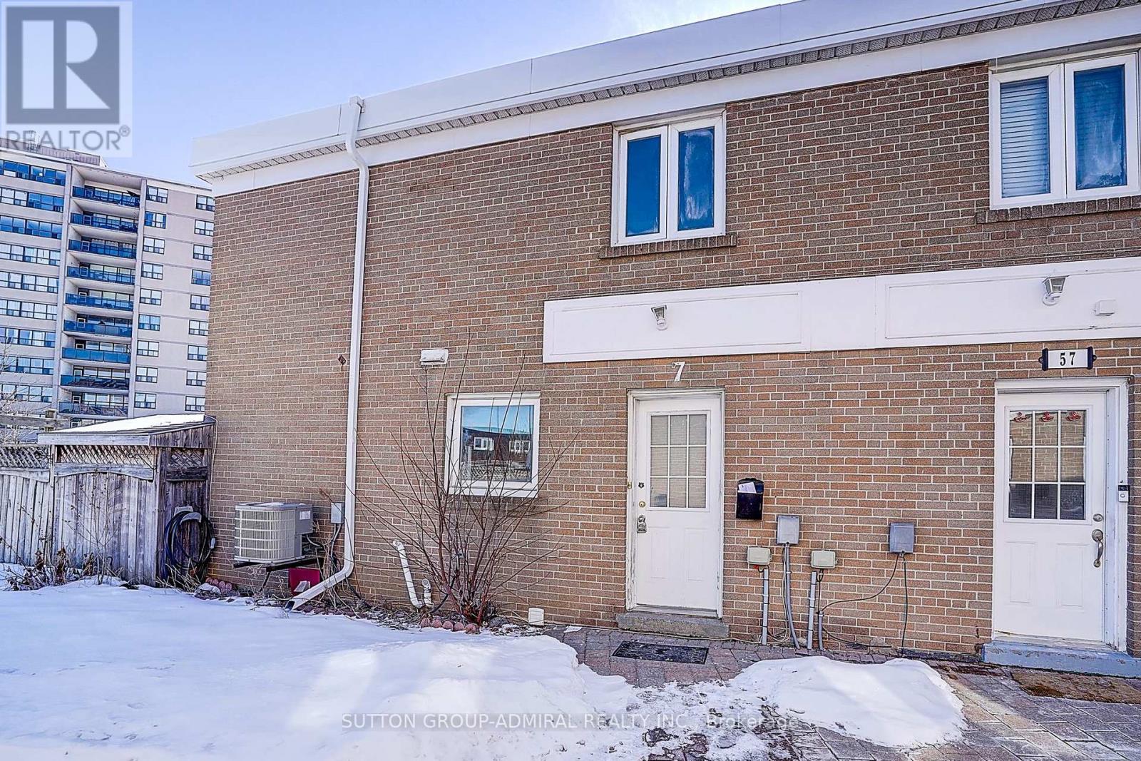 7 Townhouse Crescent, Brampton, Ontario  L6W 3C5 - Photo 1 - W12633728