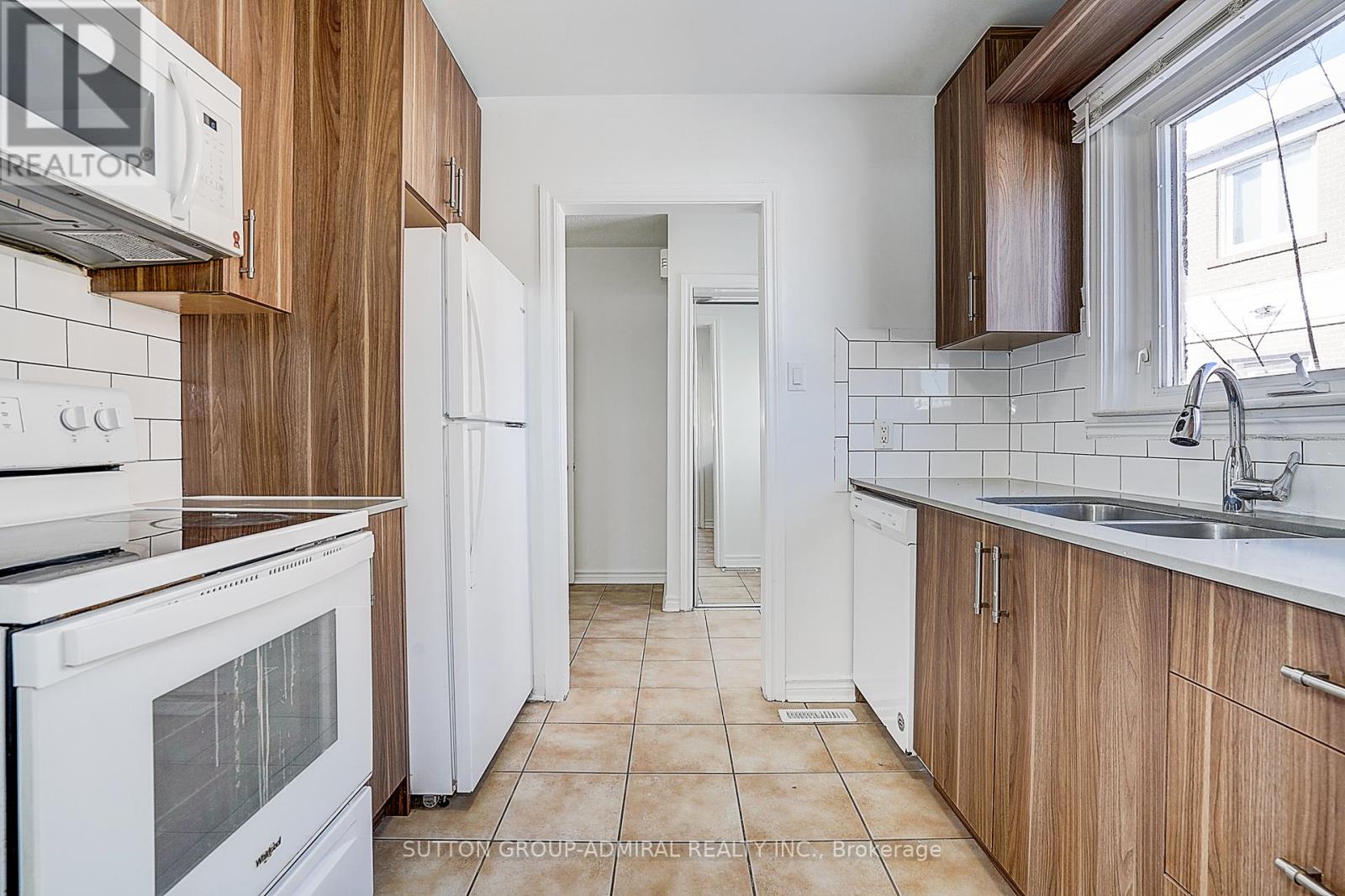 7 Townhouse Crescent, Brampton, Ontario  L6W 3C5 - Photo 8 - W12633728