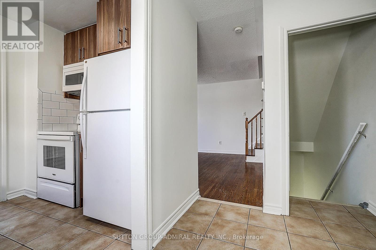 7 Townhouse Crescent, Brampton, Ontario  L6W 3C5 - Photo 4 - W12633728