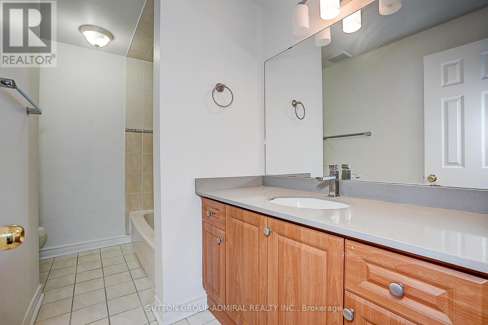 7 Townhouse Crescent, Brampton, Ontario  L6W 3C5 - Photo 11 - W12633728