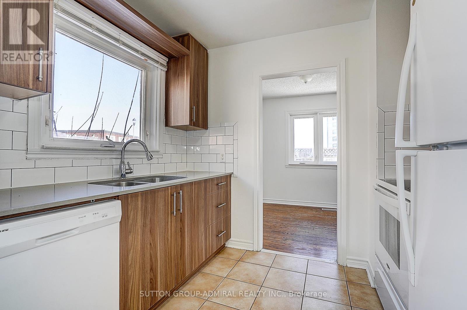 7 Townhouse Crescent, Brampton, Ontario  L6W 3C5 - Photo 6 - W12633728