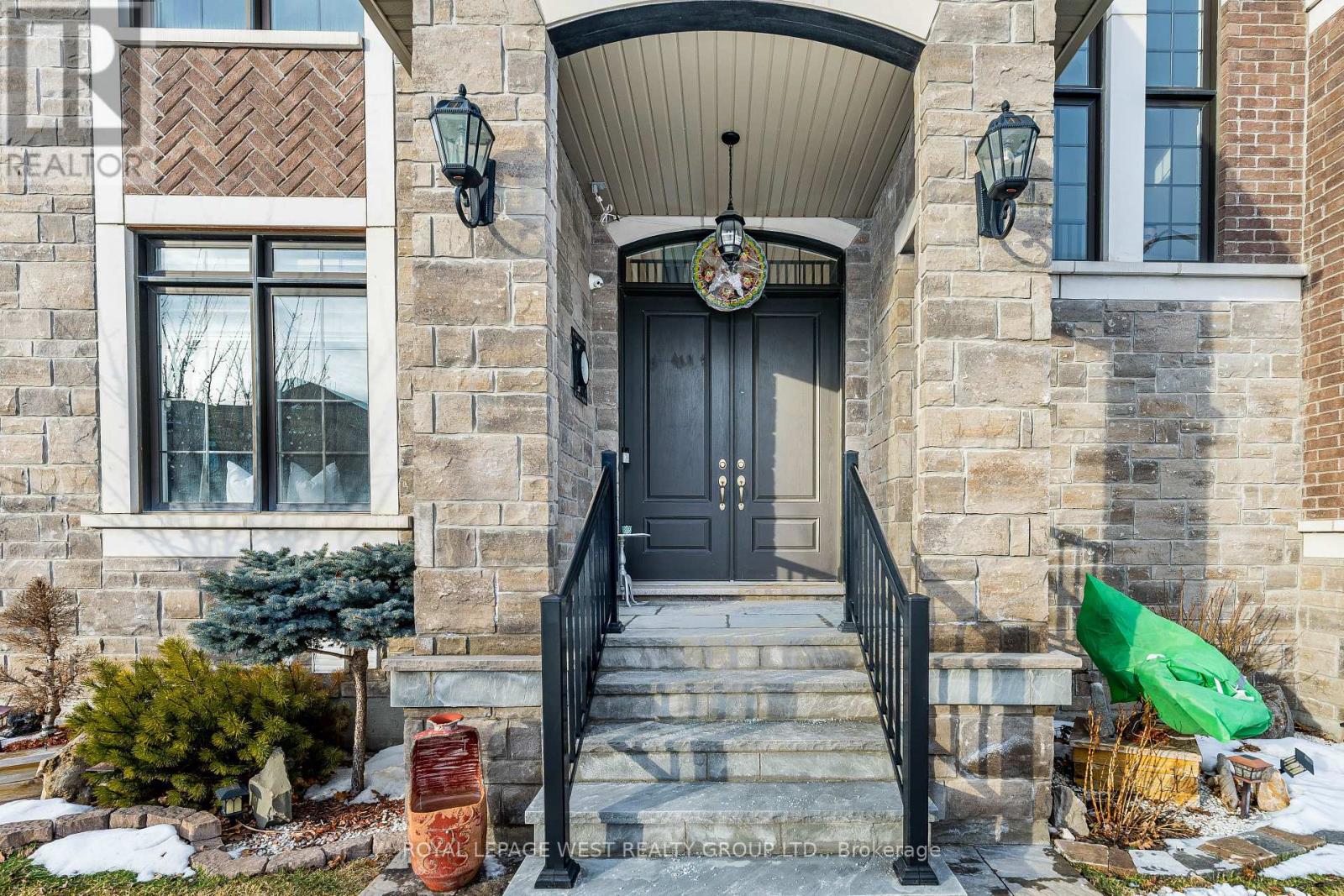 13 Arksey Street, Whitby, Ontario  L1P 0G5 - Photo 2 - E12818110