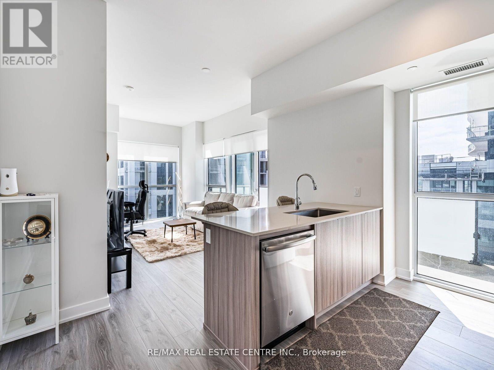 4130 Parkside Village Drive W, Mississauga, Ontario  L5M 0X8 - Photo 4 - W12818066