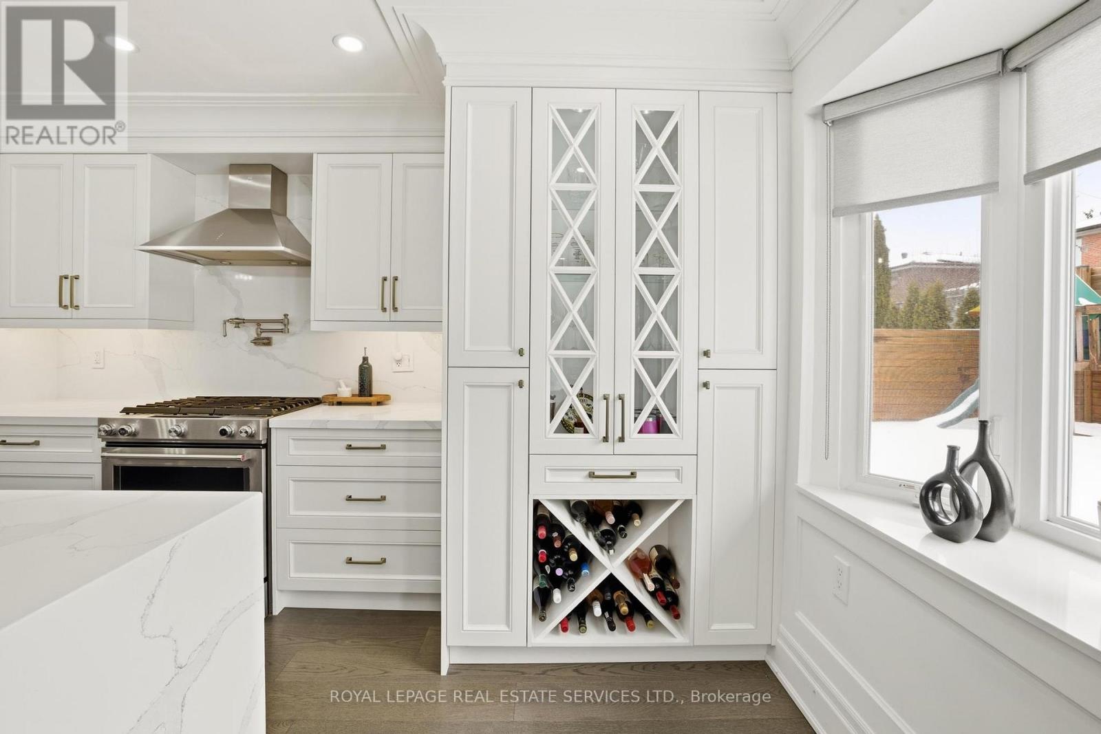 11 Benbow Road, Toronto, Ontario  M9P 3K1 - Photo 10 - W12818204