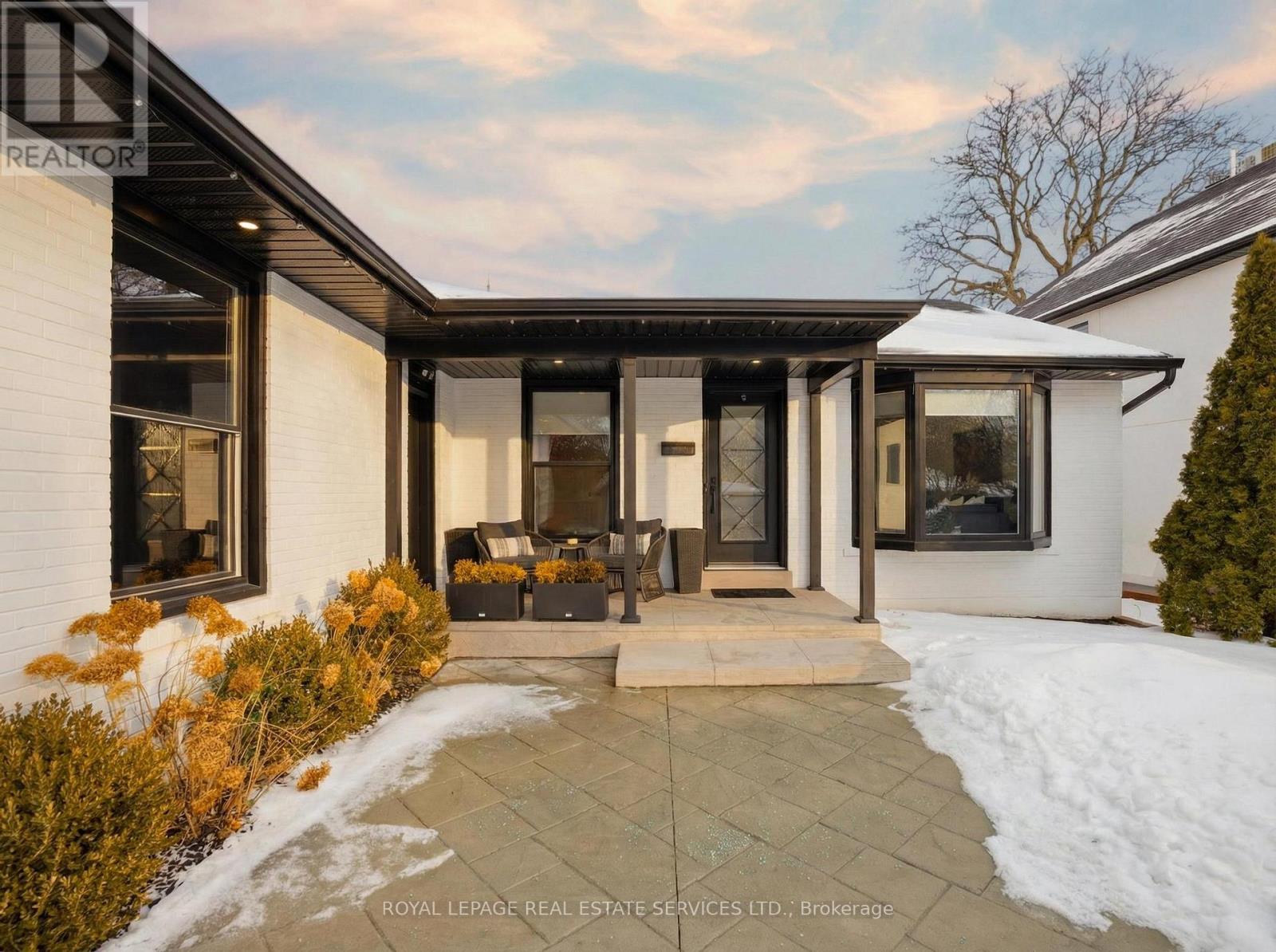 11 Benbow Road, Toronto, Ontario  M9P 3K1 - Photo 4 - W12818204