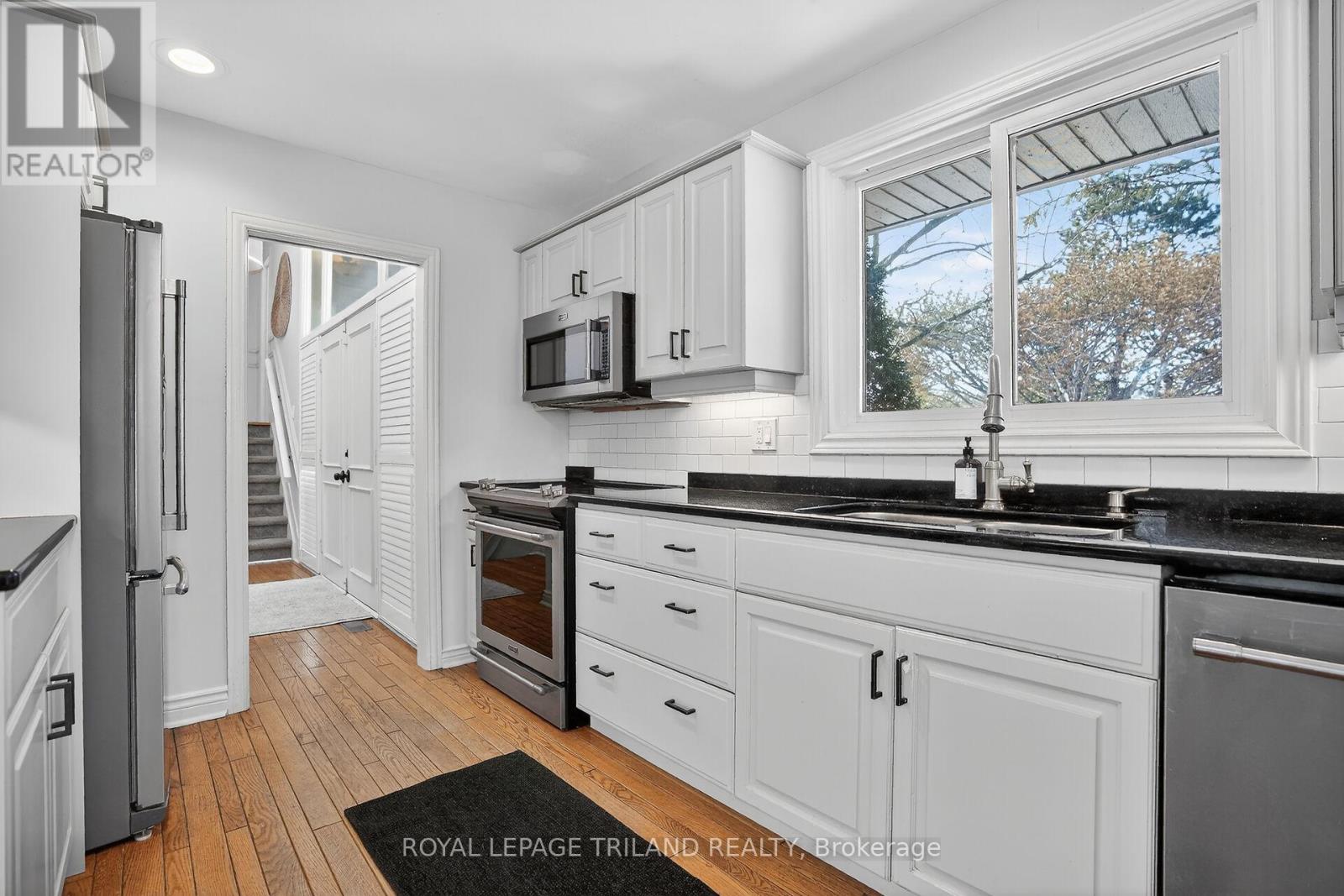 88 Salem Court, London South, Ontario  N6K 1S9 - Photo 4 - X12818350