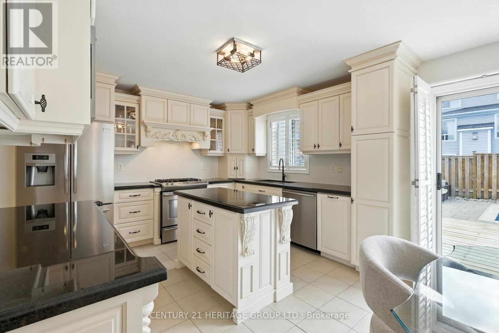 106 Laurendale Avenue, Georgina, Ontario  L4P 4E8 - Photo 11 - N12818302