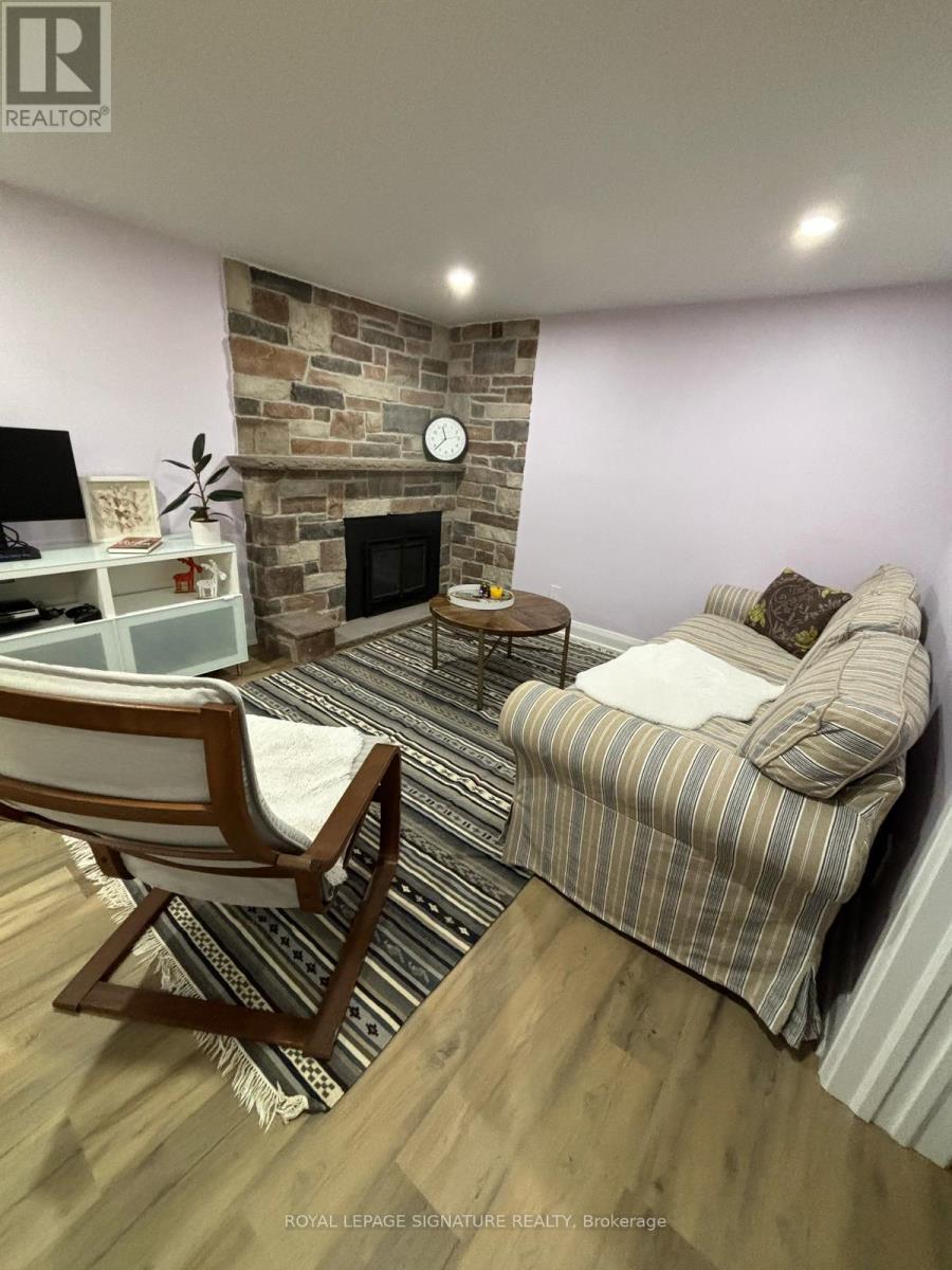 LOWER - 4 WINDUST GATE, Toronto, Ontario