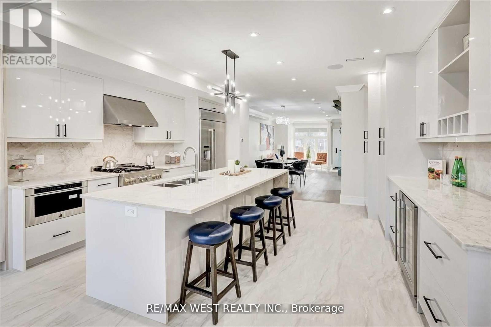 94 Lake Crescent, Toronto (Mimico), Ontario  M8V 1W1 - Photo 6 - W12818416