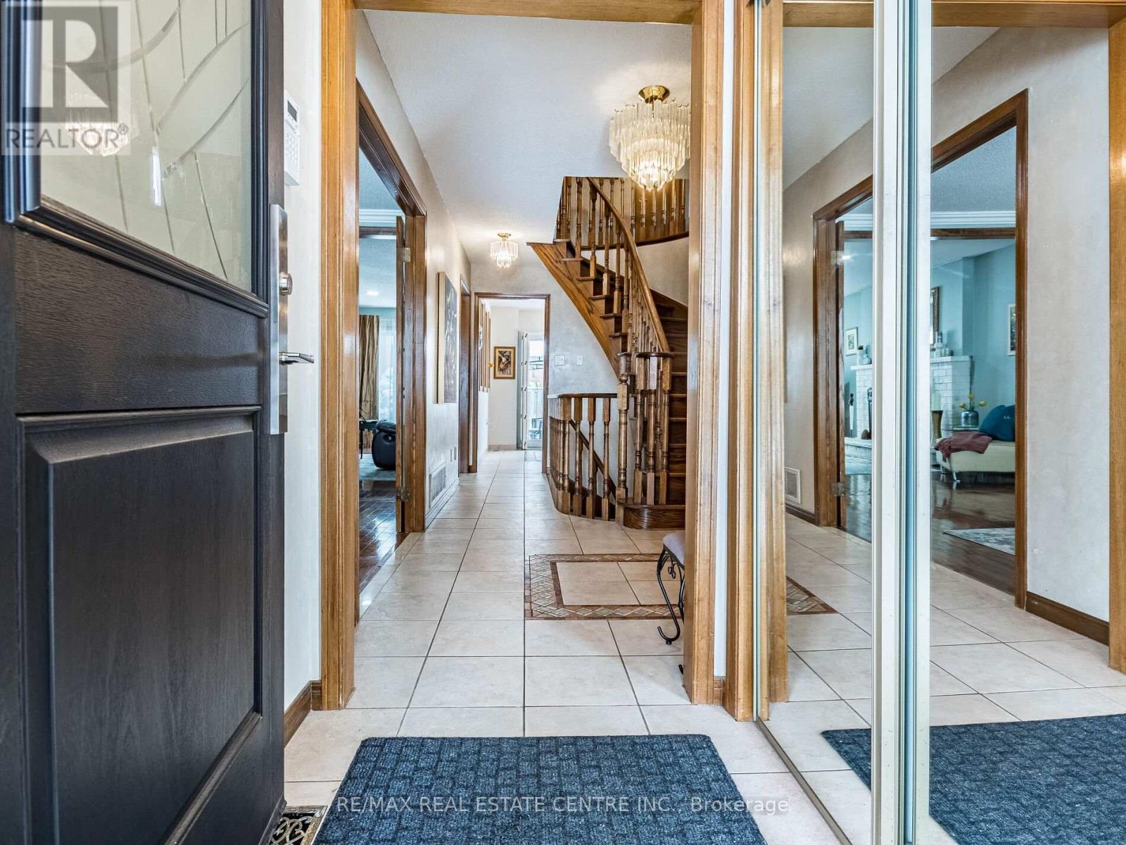 9 Turtlecreek Boulevard, Brampton, Ontario  L6W 3Y4 - Photo 4 - W12818444