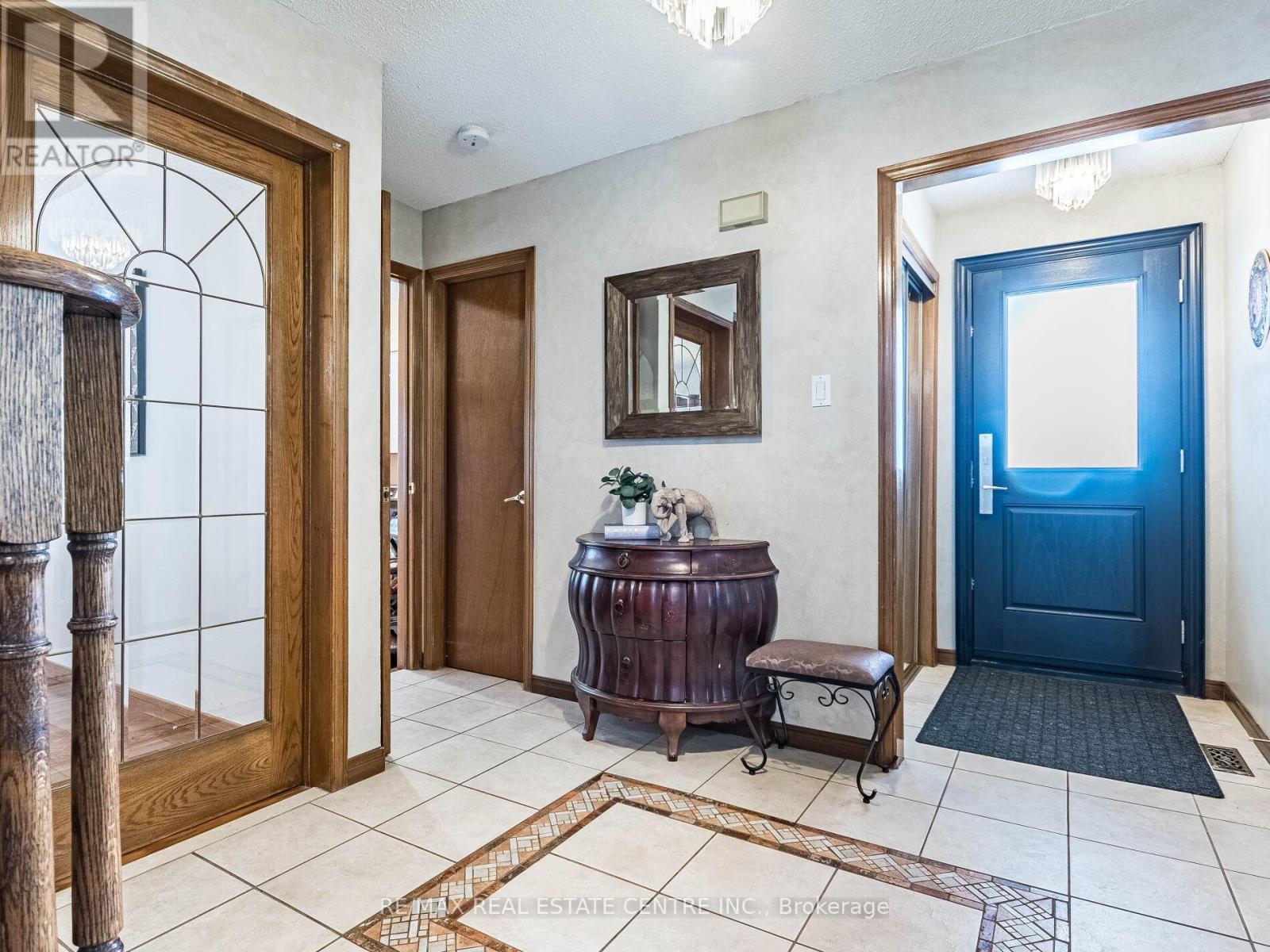 9 Turtlecreek Boulevard, Brampton, Ontario  L6W 3Y4 - Photo 6 - W12818444