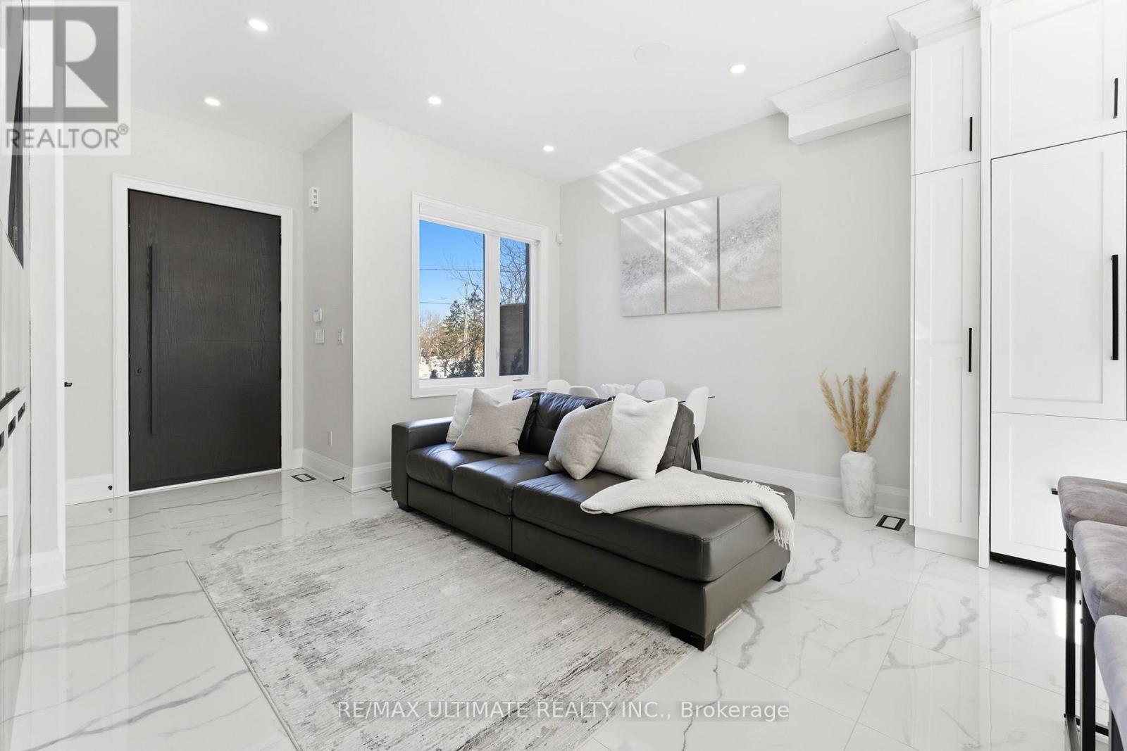 31 Flindon Road N, Toronto, Ontario  M9M 1J1 - Photo 7 - W12565674