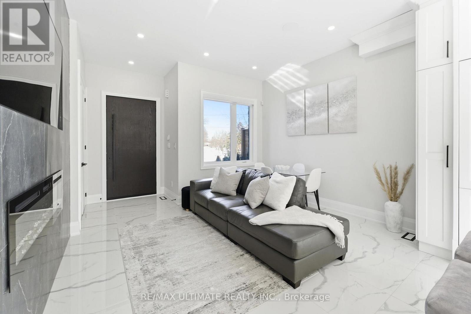 31 Flindon Road N, Toronto, Ontario  M9M 1J1 - Photo 10 - W12565674