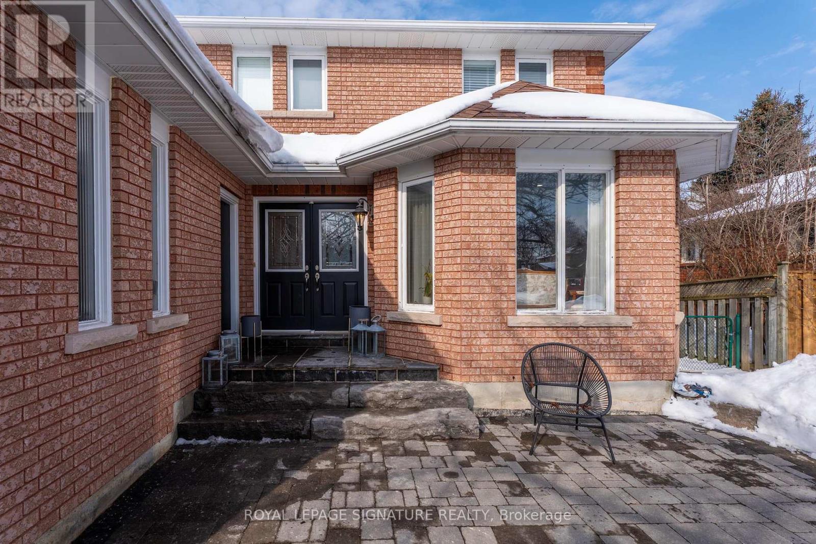 22 Stoddart Court, Bradford West Gwillimbury (Bradford), Ontario  L3Z 2X8 - Photo 2 - N12818552