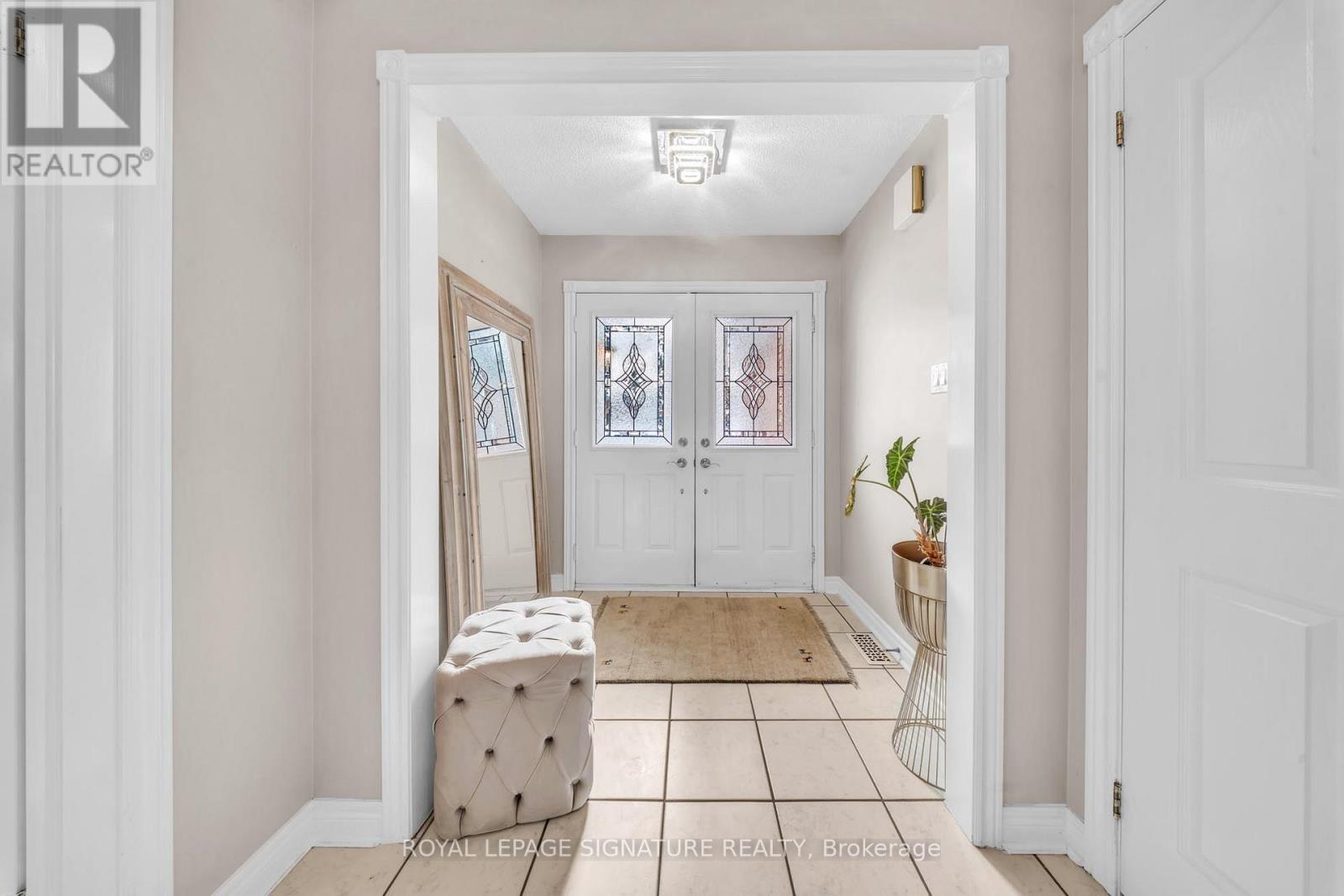 22 Stoddart Court, Bradford West Gwillimbury (Bradford), Ontario  L3Z 2X8 - Photo 3 - N12818552