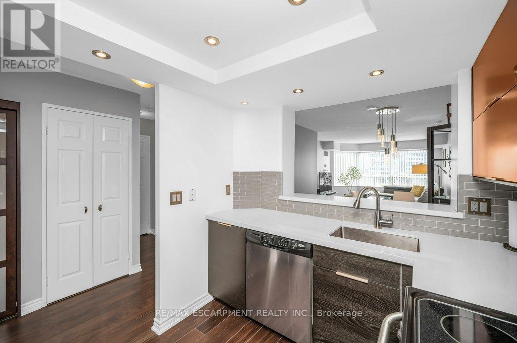 512 - 335 Webb Drive, Mississauga, Ontario  L5B 4A1 - Photo 10 - W12818594